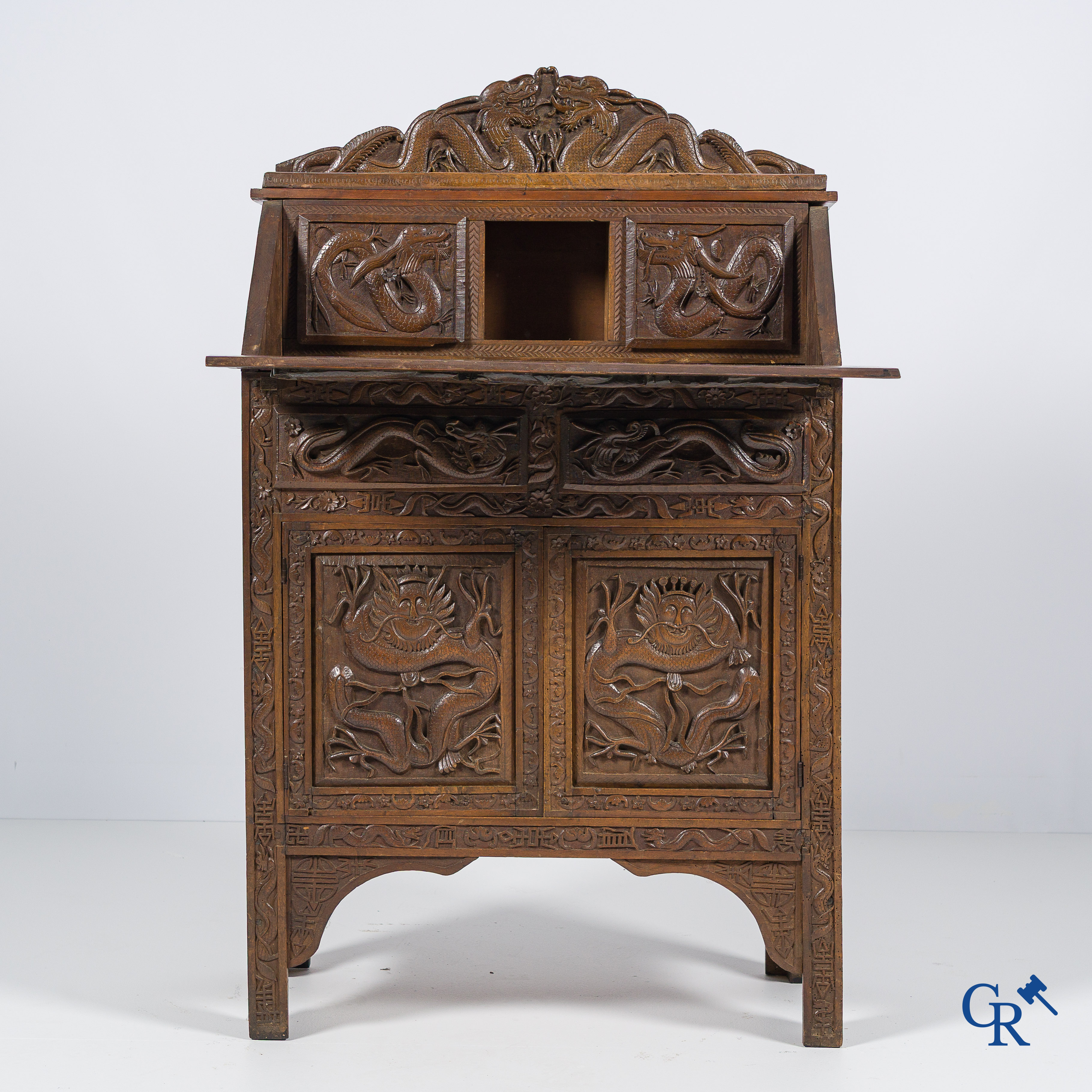 Hout gesculpteerde secretaire met drakenmotief. Eind 19e eeuw.