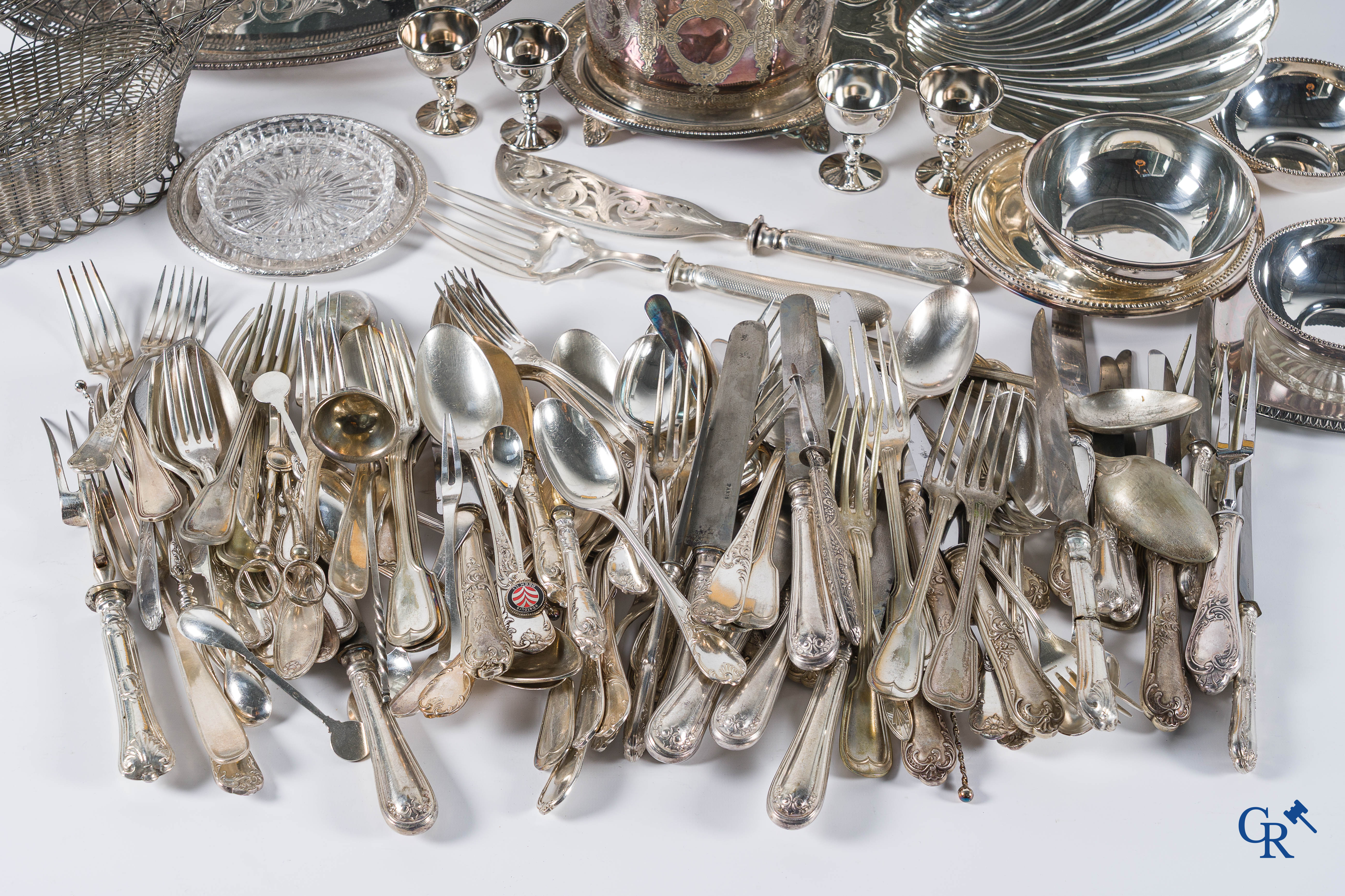 Grand lot de métal argenté, couverts et couteaux en argent fourré.