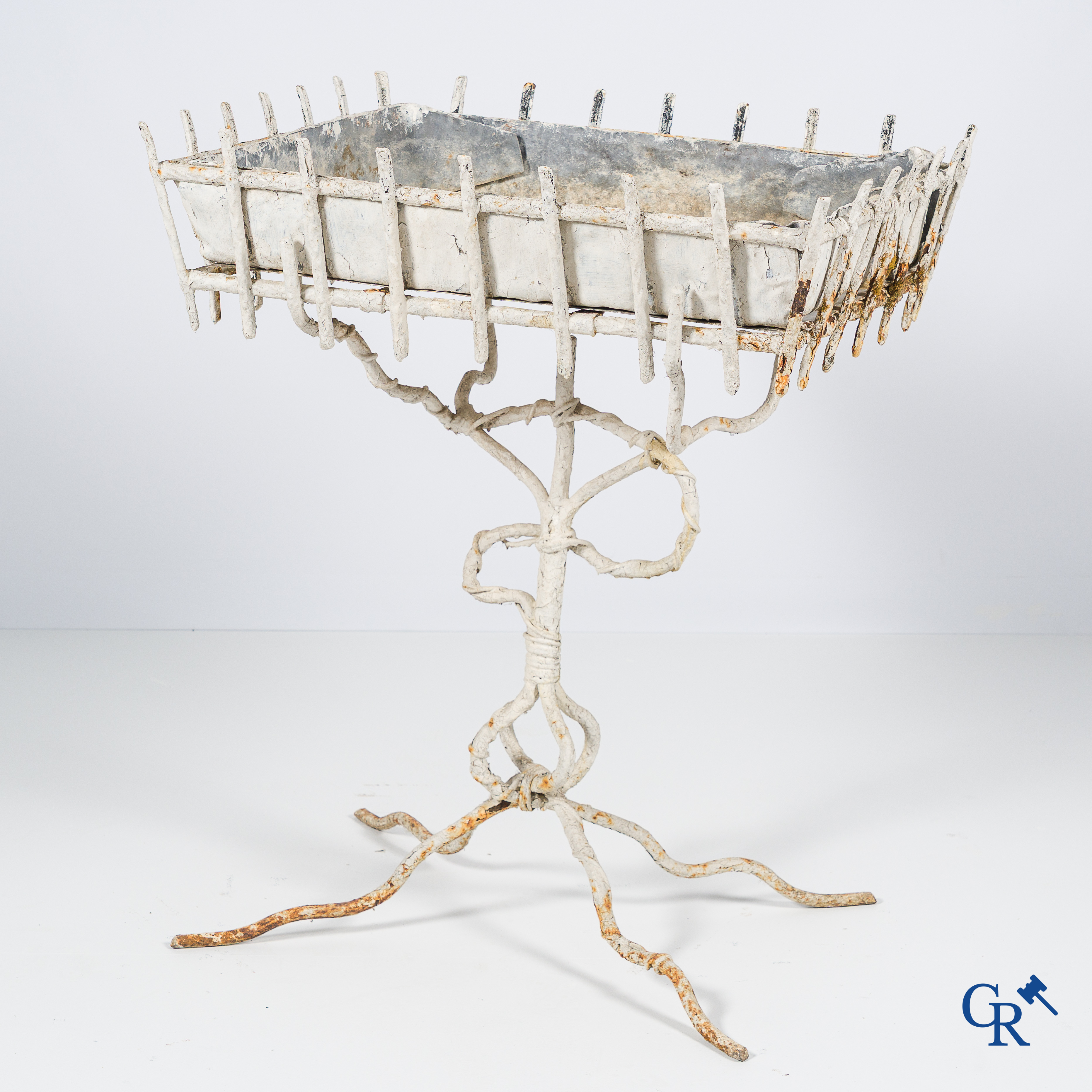 Tuindecoratie. Smeedijzer jardiniere met imitatie van boomtakken. Circa 1900.