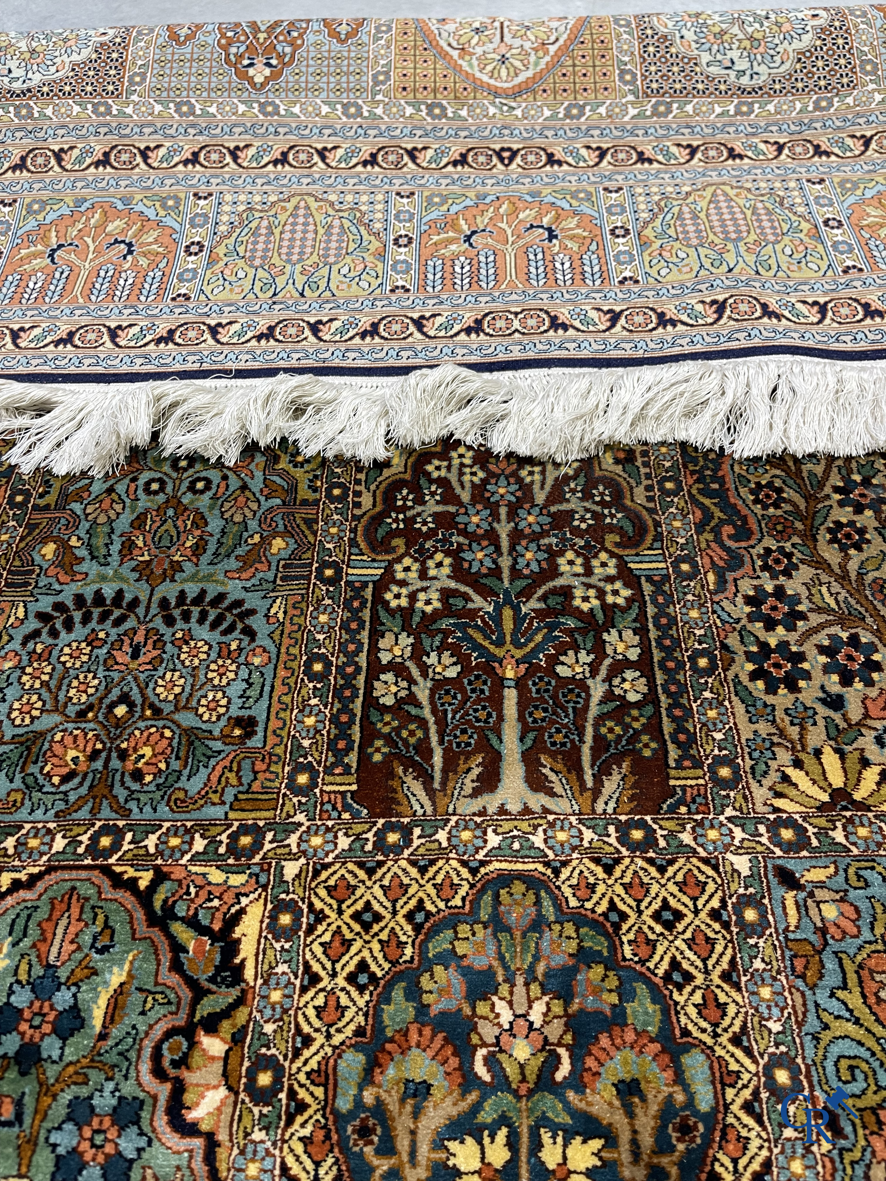 Tapis d'orient. Exceptionnel tapis en soie Khesti "garden design". Cachemire.