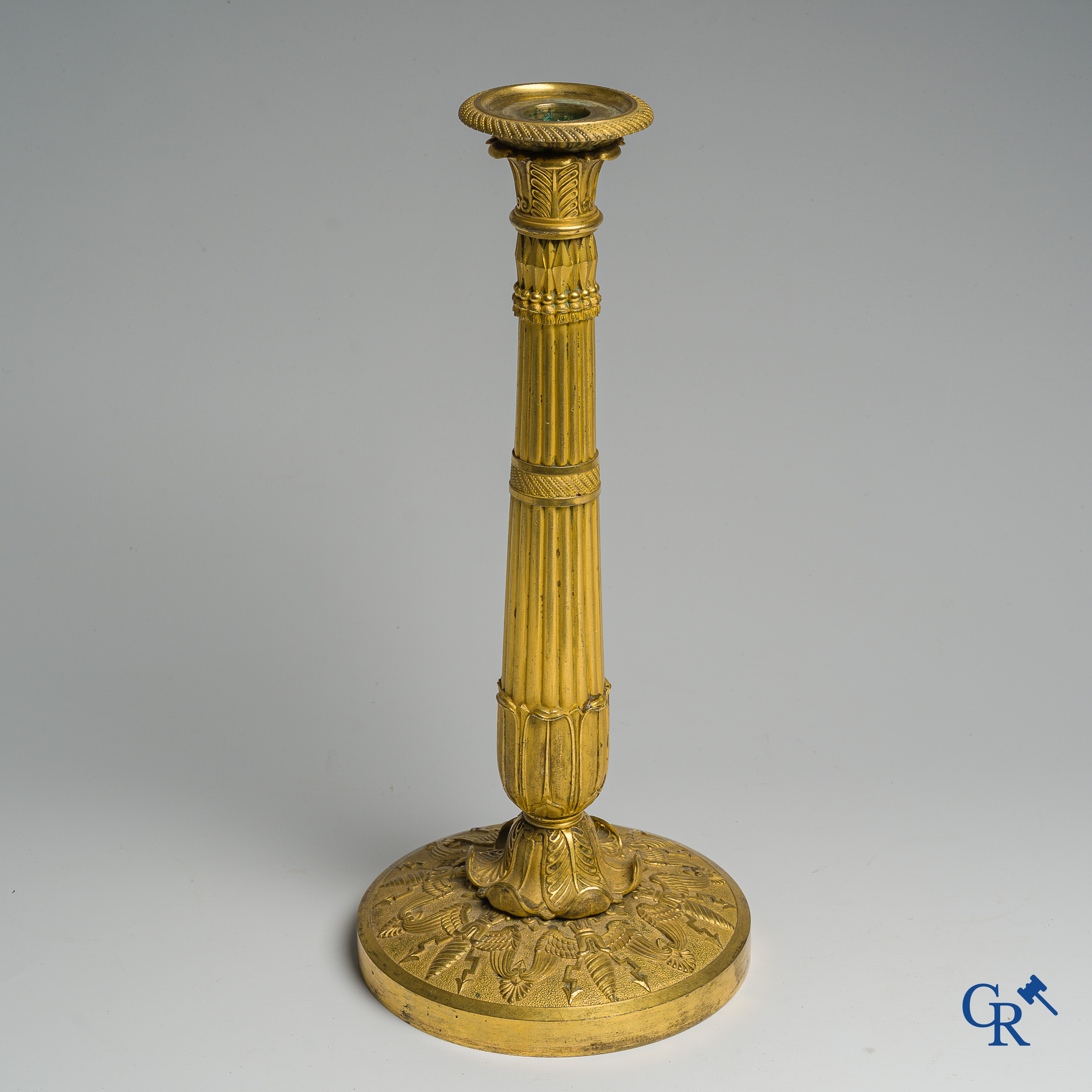 Epoque Empire. Exceptionnel et grand bougeoir en bronze finement ciselé et doré. France, vers 1810.