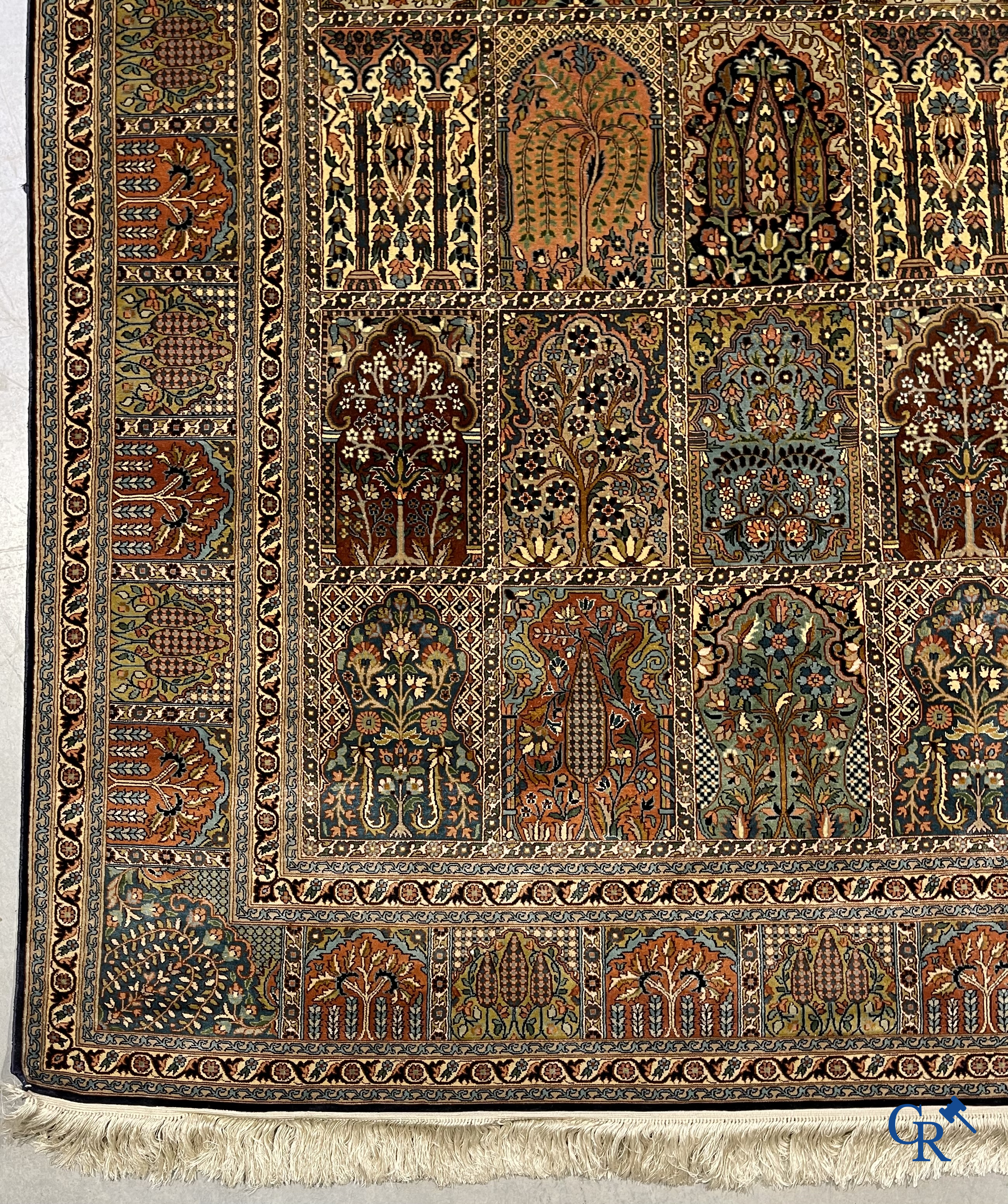 Tapis d'orient. Exceptionnel tapis en soie Khesti "garden design". Cachemire.