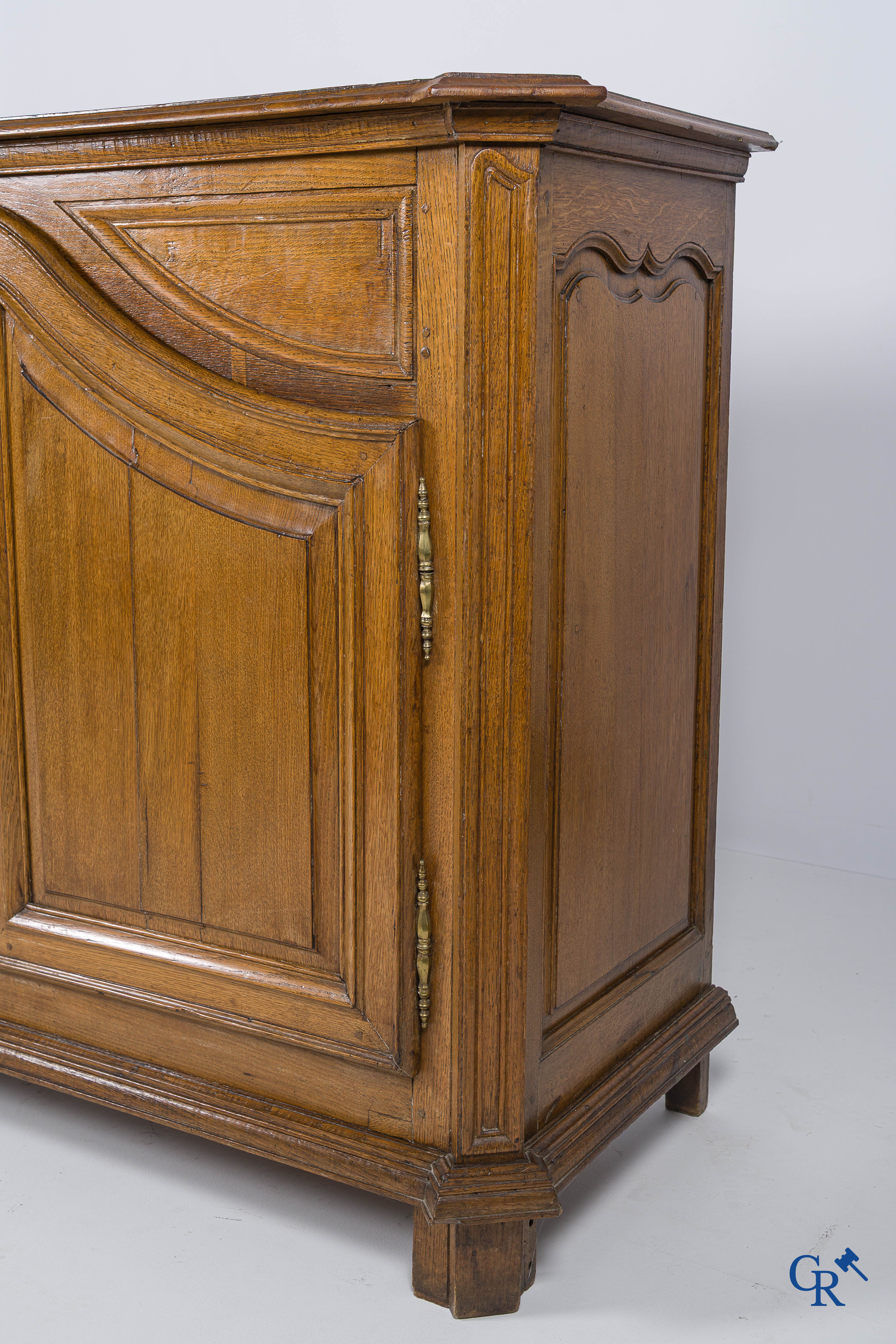 Mobilier. Beau buffet en chêne avec portes courbes. France, Fin du XVIIIème siècle.