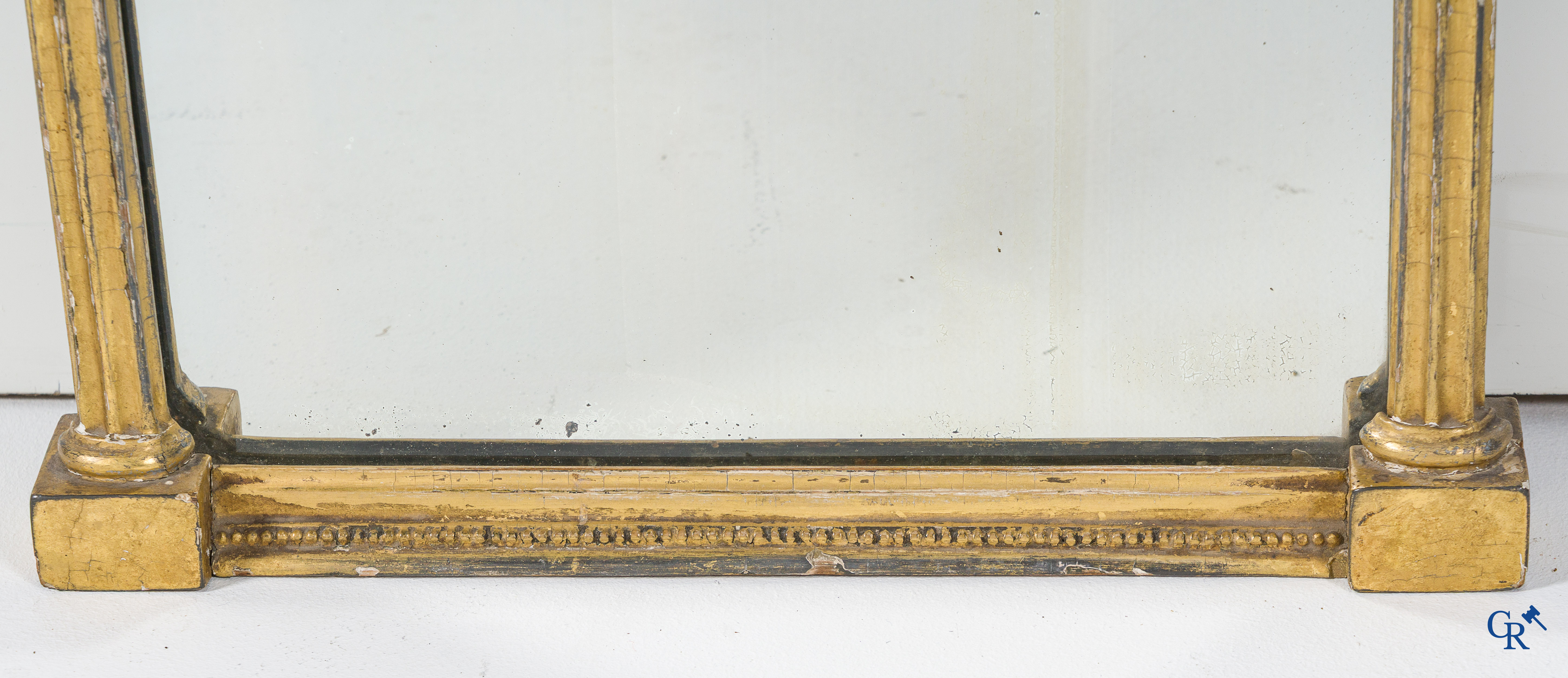 Miroir décoratif en bois sculpté et doré. Fin du XVIIIe - début du XIXe siècle.