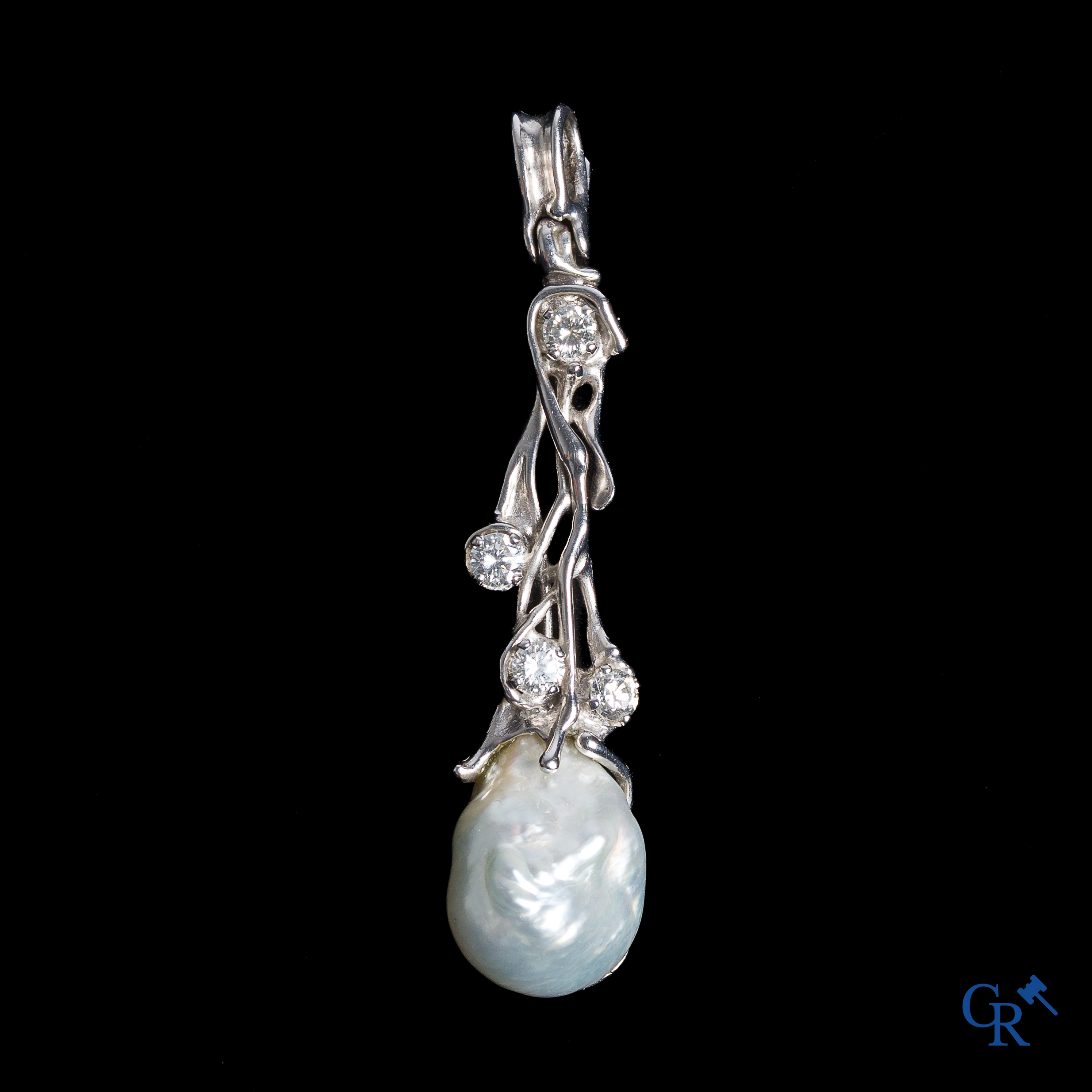Bijoux. Pendentif en or 750°/00 serti de 4 diamants et d'une grande perle de culture. Décor florale.
