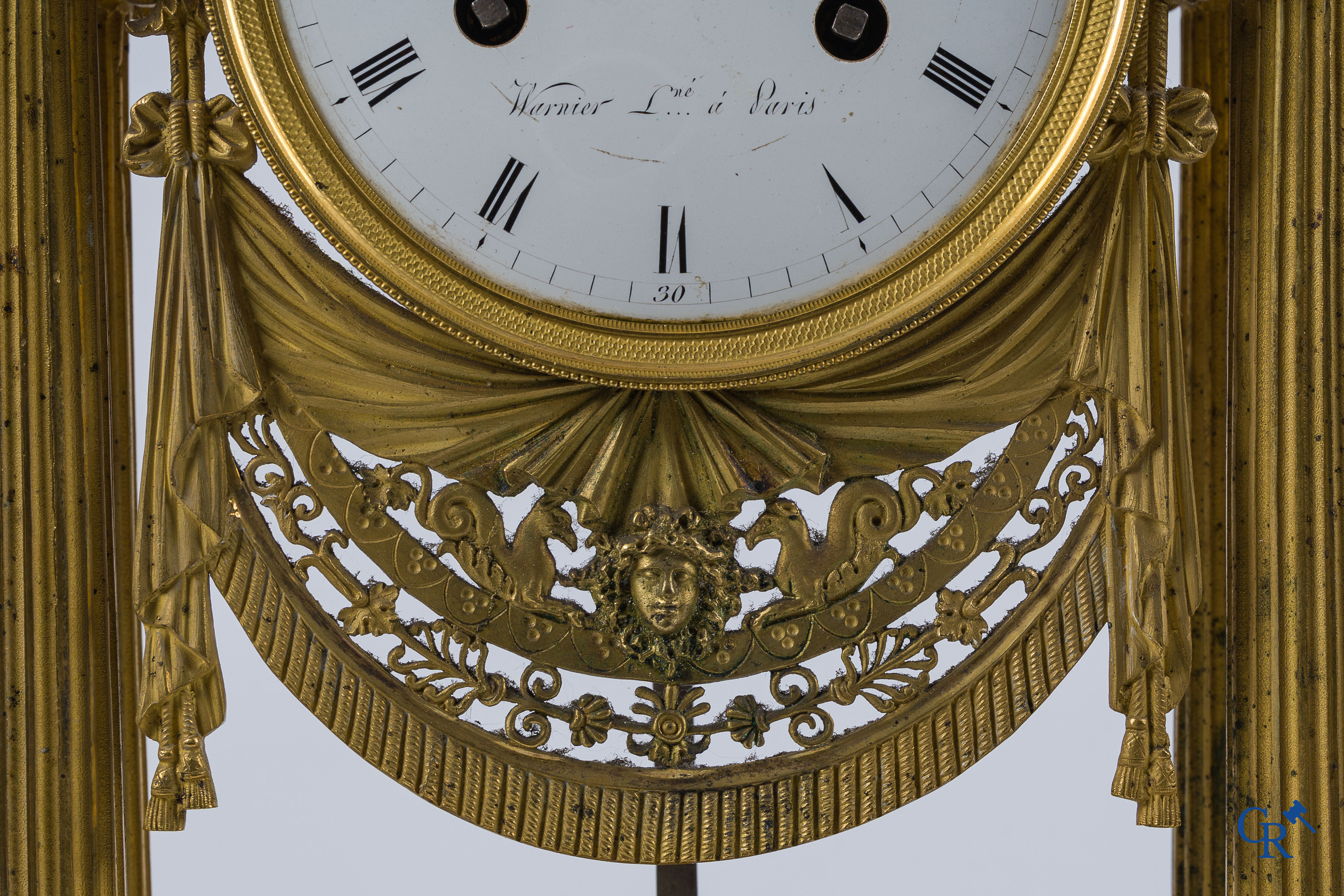 Warnier l'ainé à Paris. Portaalpendule met klassieke zuilen in fijn geciseleerd en verguld brons. Eind 18e eeuw.