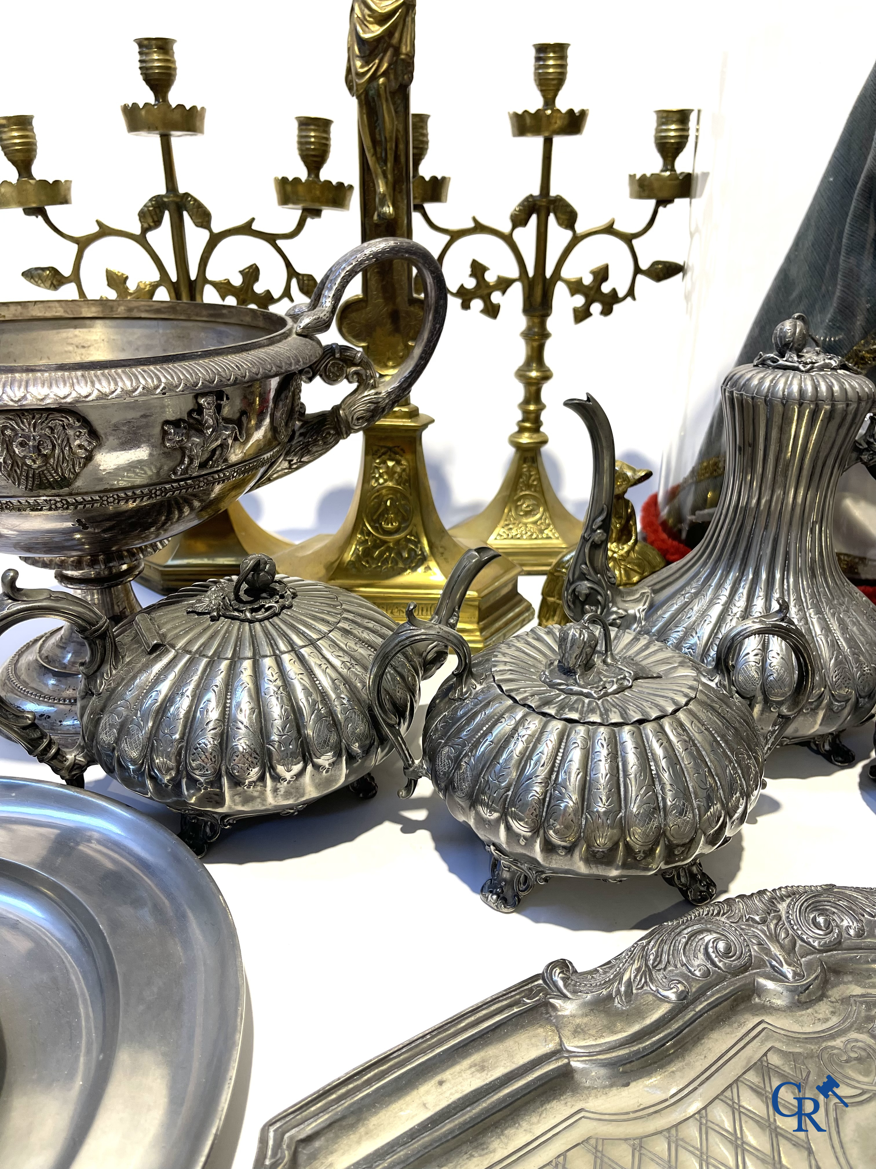 Lot brocante with religious objects, globe with Maria and child and objects in tin and others.