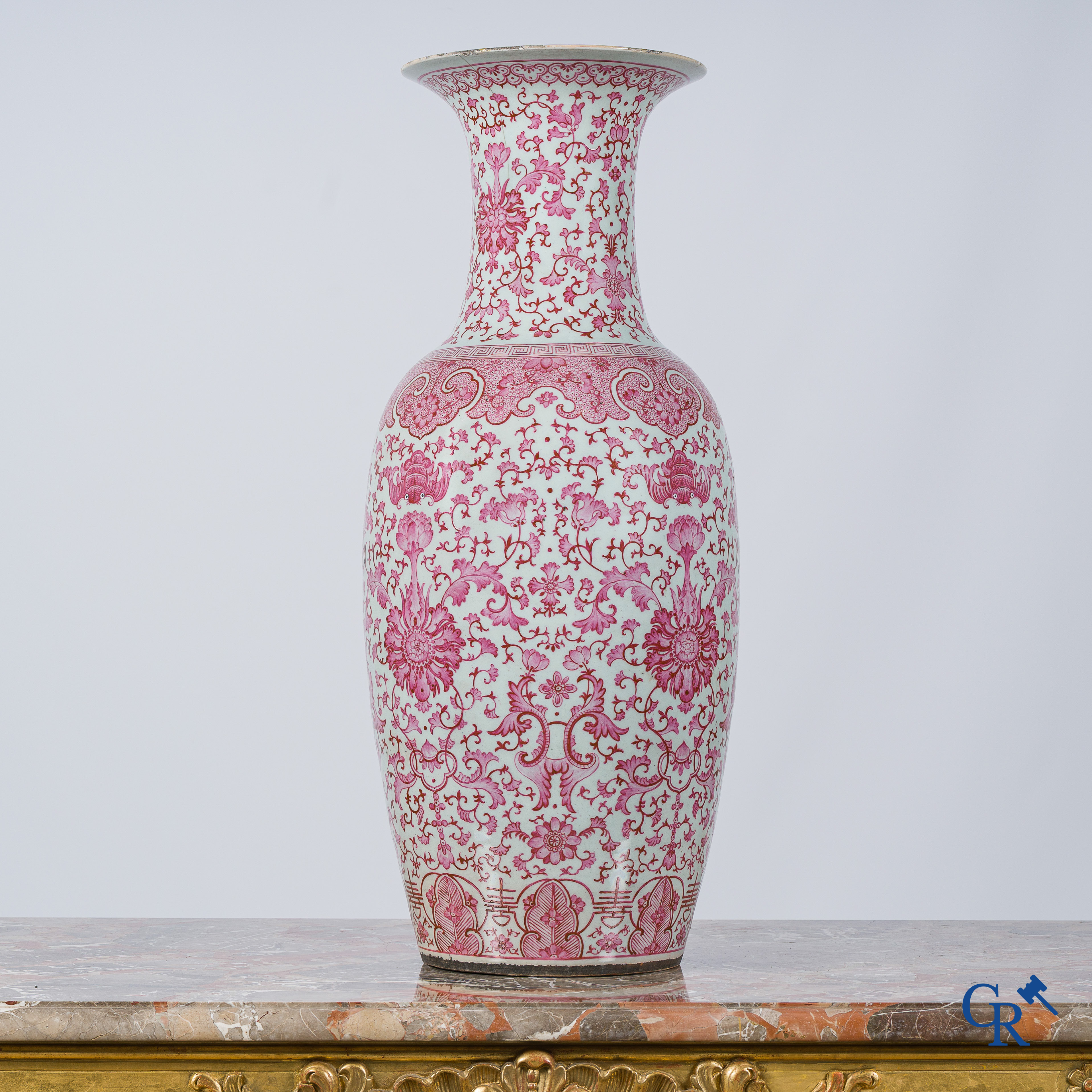 Art Asiatique. Porcelaine chinoise. Grand vase balustre aux motifs violet-rose "puce". 19ème siècle.