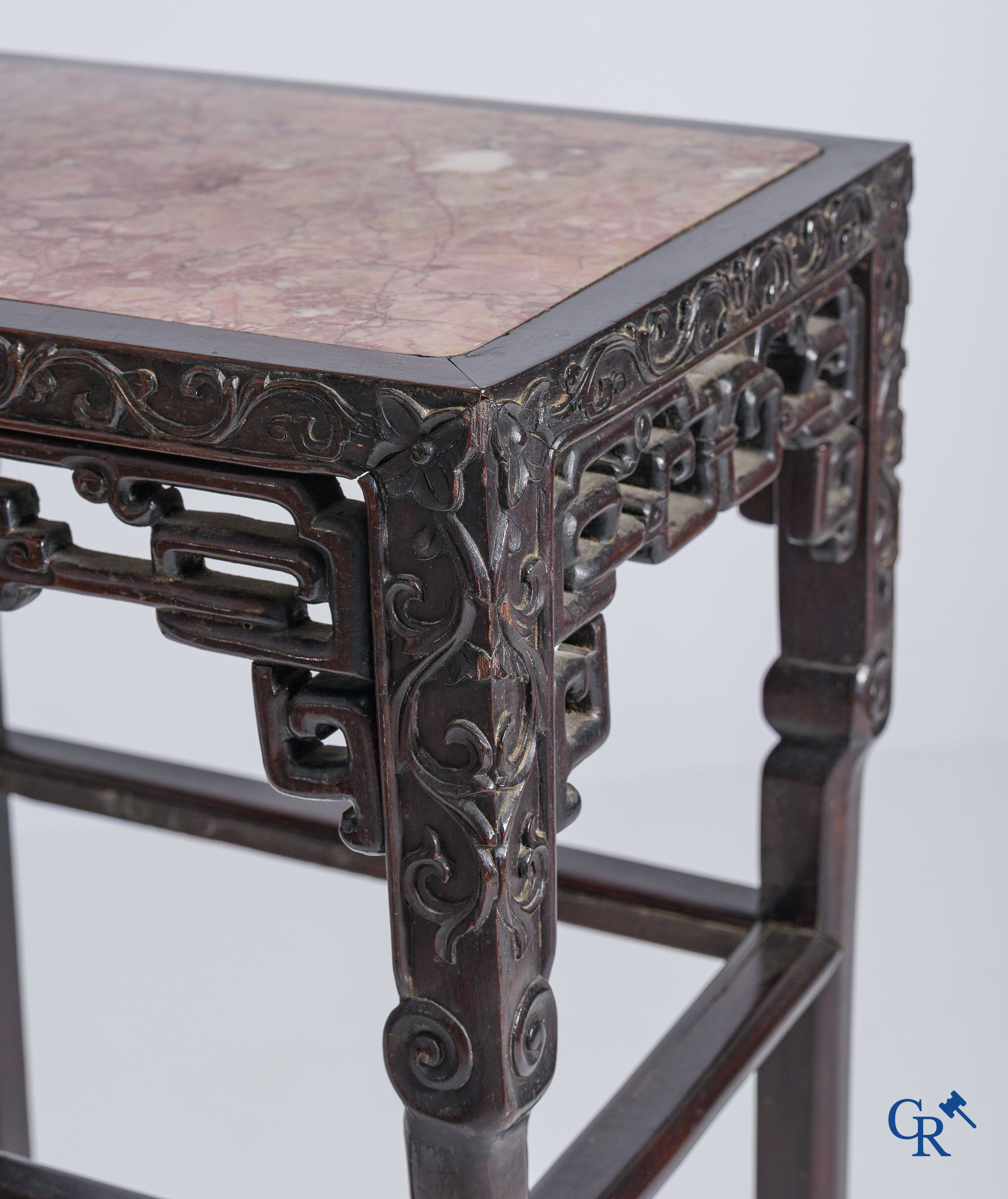 Art Asiatique. Piédestal chinois en bois dur finement sculpté. XIXème.