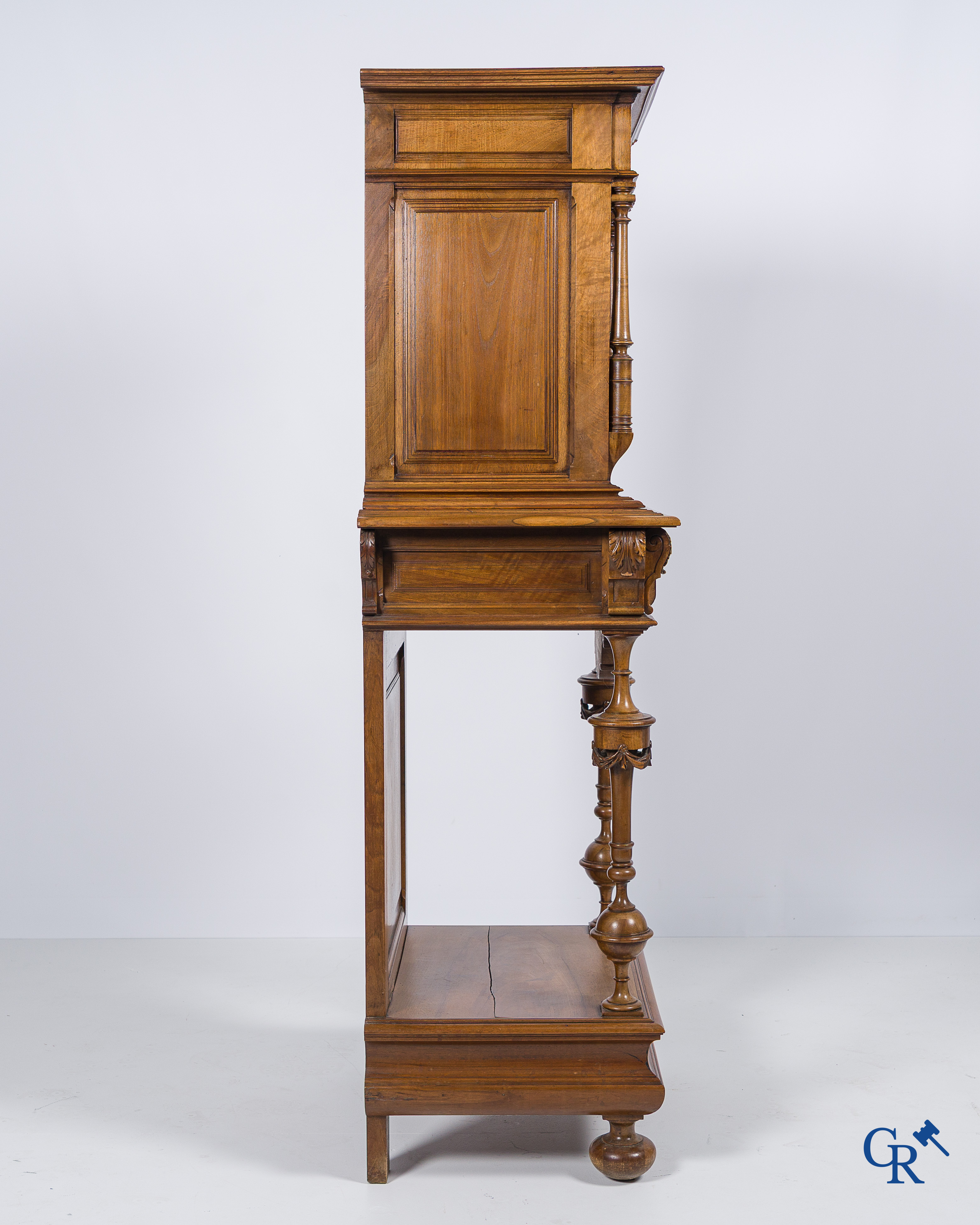 Mobilier. Meuble en noyer finement sculpté avec armoiries et masques. Style néo-Renaissance. Fin du 19ème siècle.