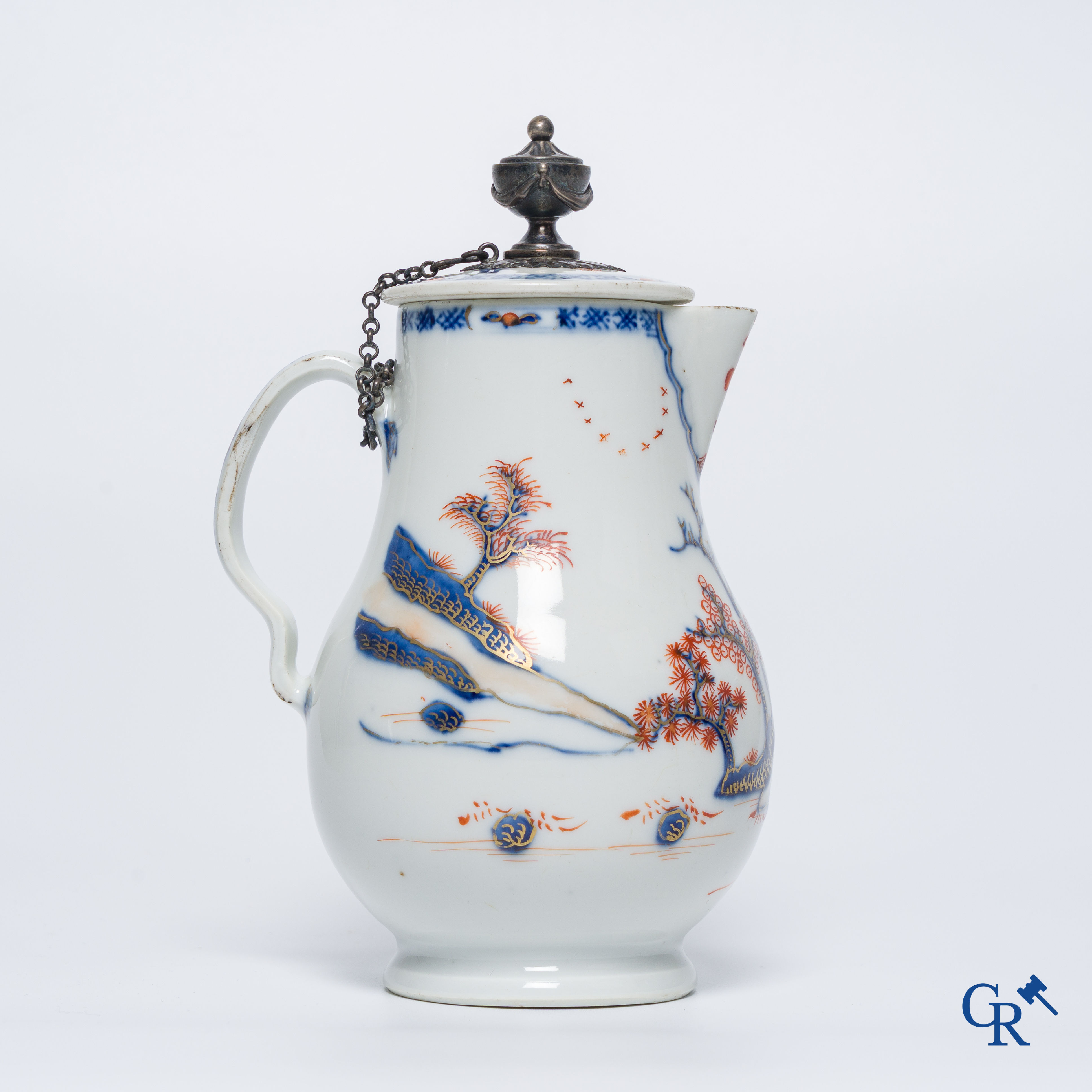 Aziatica: Een Chinese zilver gemonteerde imari-stijl dekselkan. Qianlong-periode.