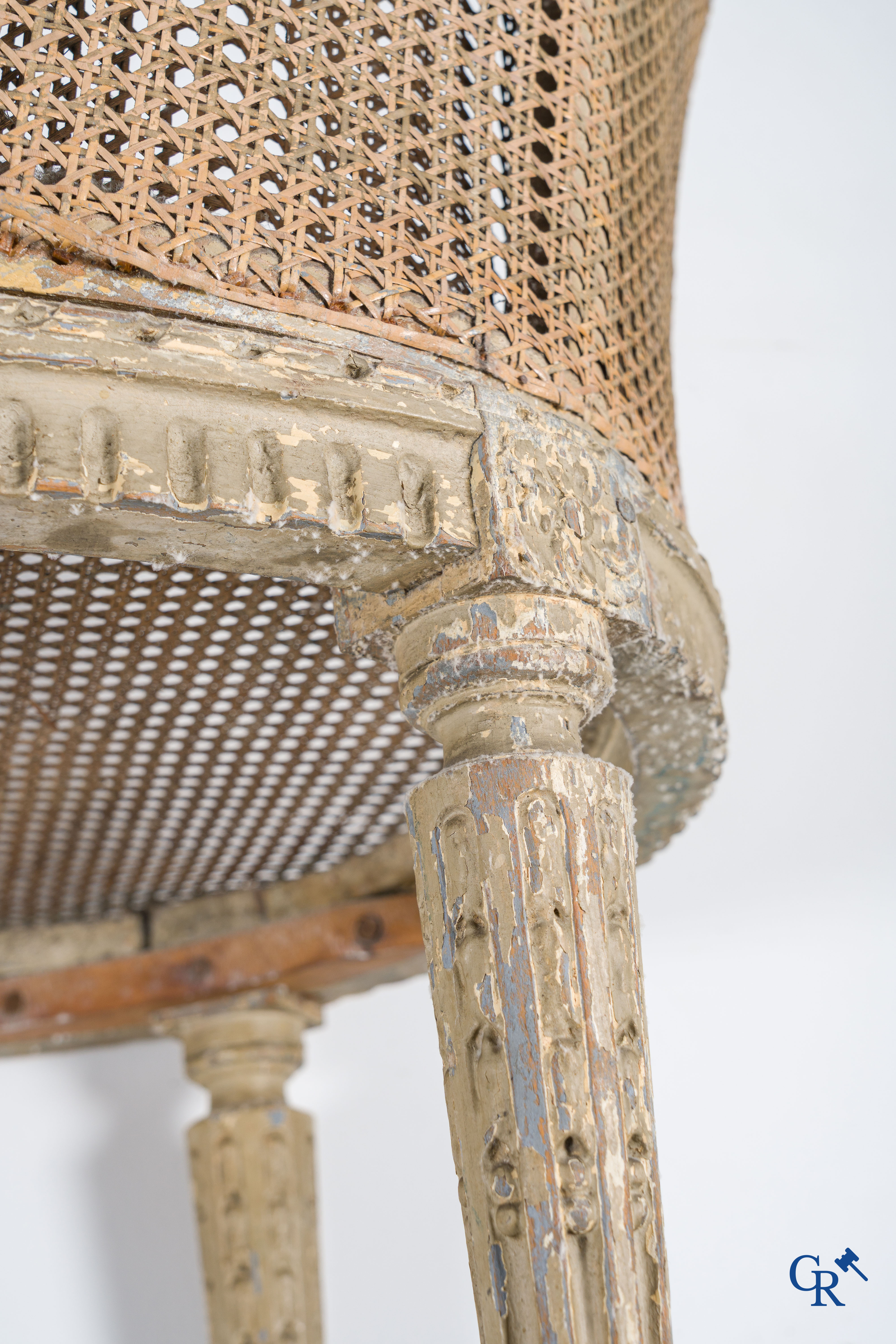 Louis XVI period. A gray patinated and wood sculpted LXVI banquet with cannage. Late 18th century.