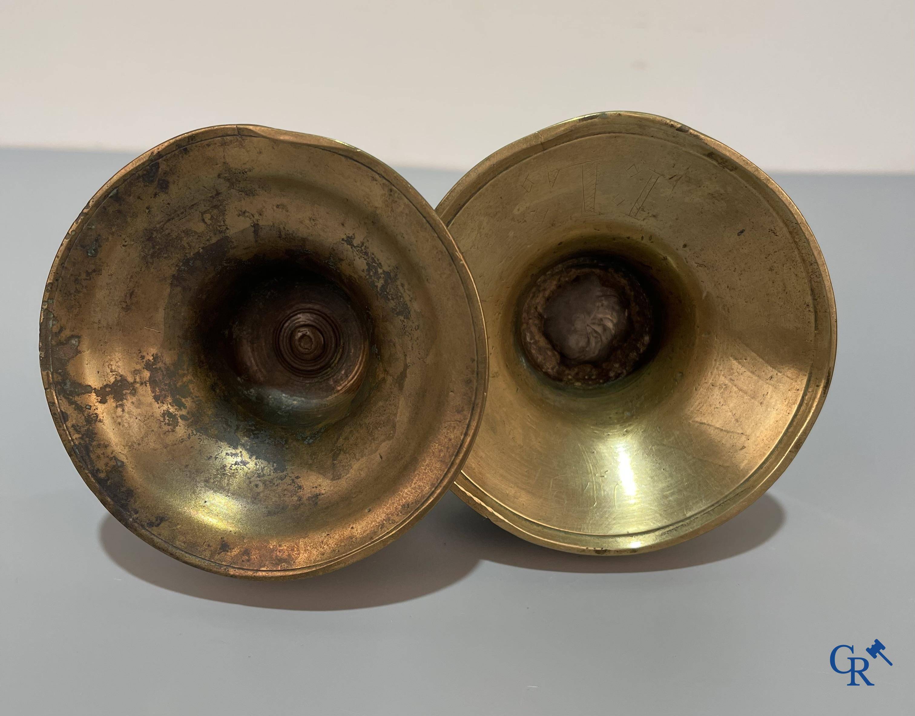 Un lot avec plusieurs chandeliers en bronze. 17ème/18ème/19ème siècle.