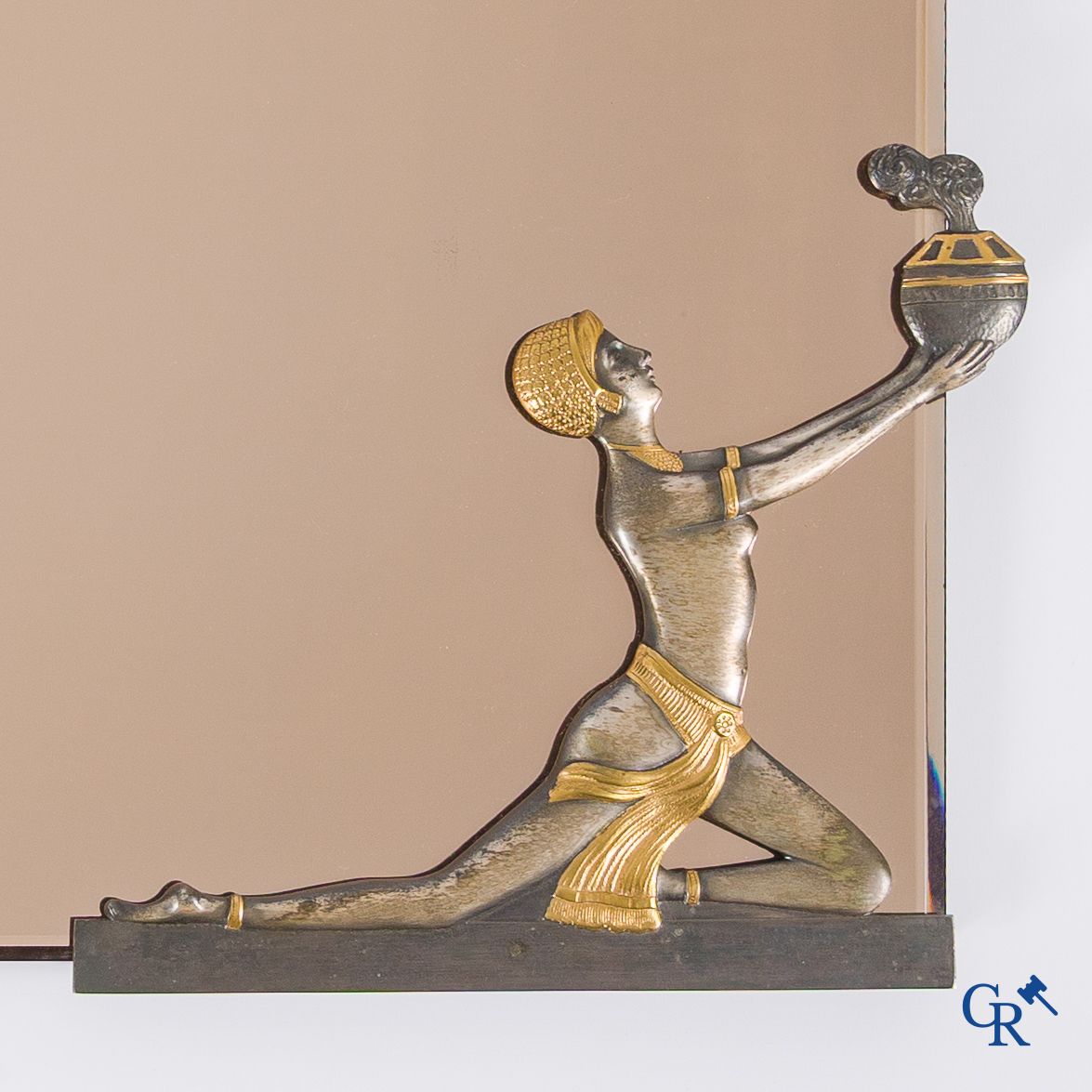 Art Deco, een uitzonderlijke spiegel in verguld en verzilverd brons. Circa 1930.