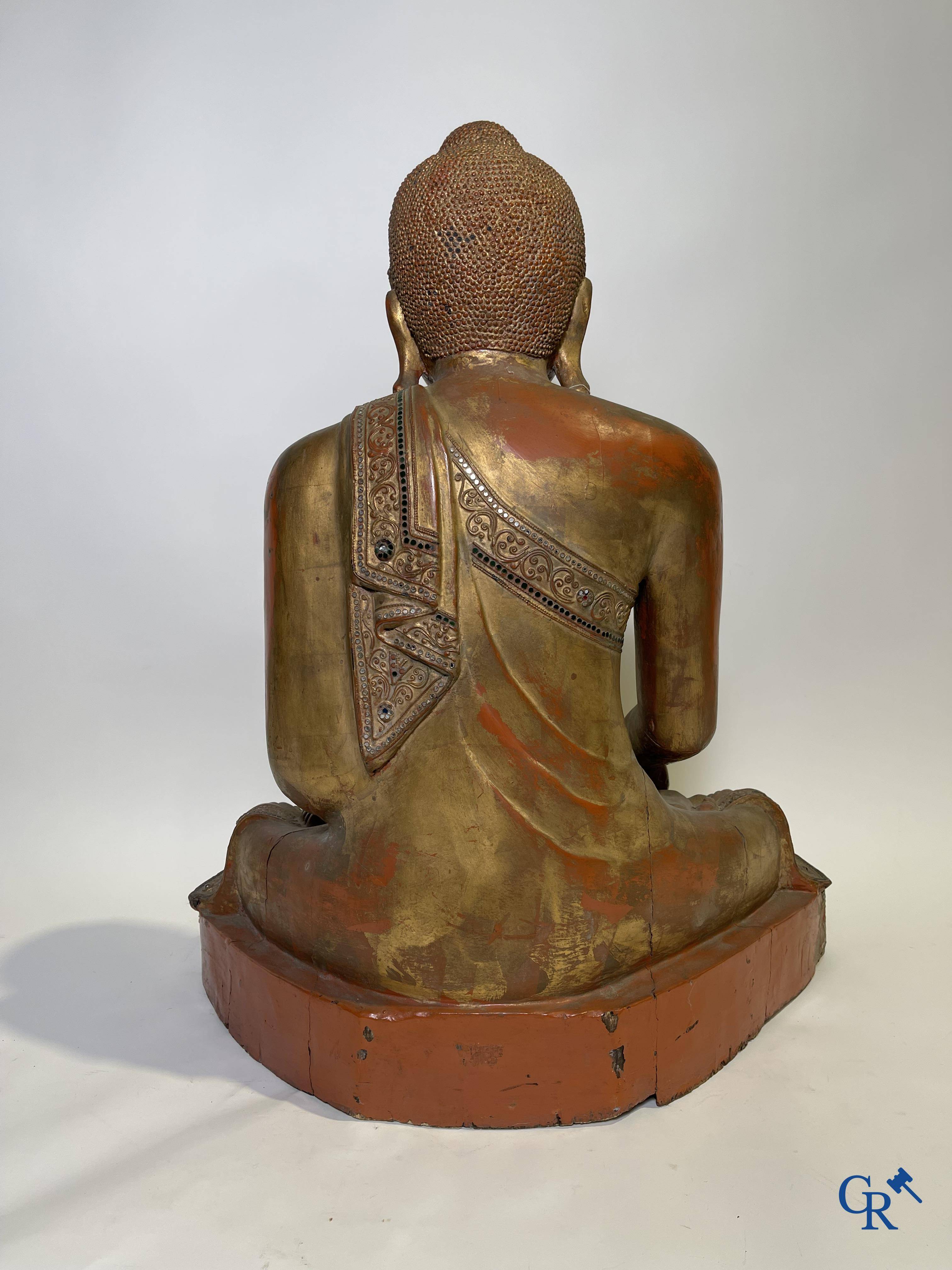 Imposing wooden lacquered Bouddha. Burma, 19th century.