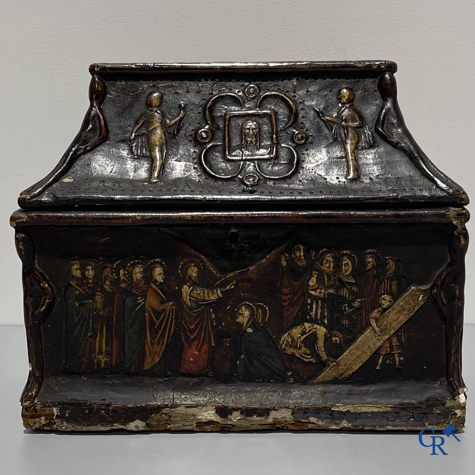 Religious objects, a coffret in Pastiglia relief decor with images from the life of Christ. 18th-19th century.
