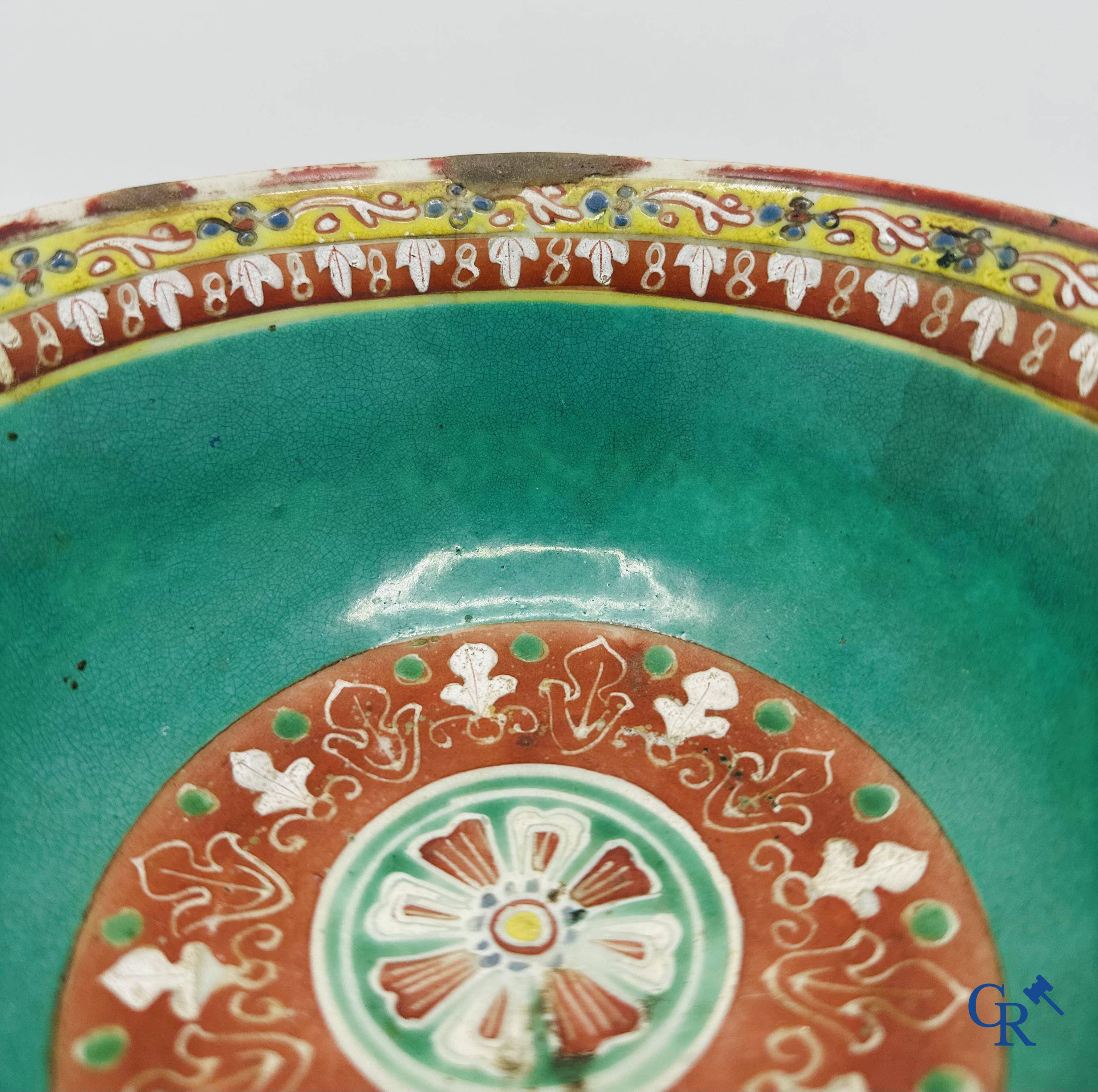 Un bol Chinois en porcelaine Bencharong. 19ème siècle.
