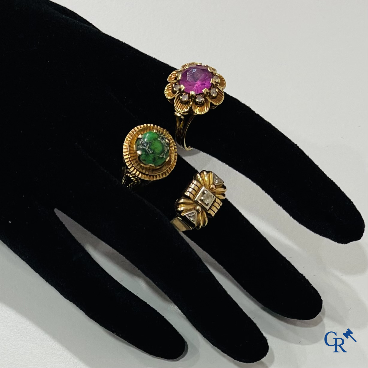 Jewellery, 3 rings in gold 750°/00, 1 set with malachite, 2 others with synthetic stones and diamond imitants.