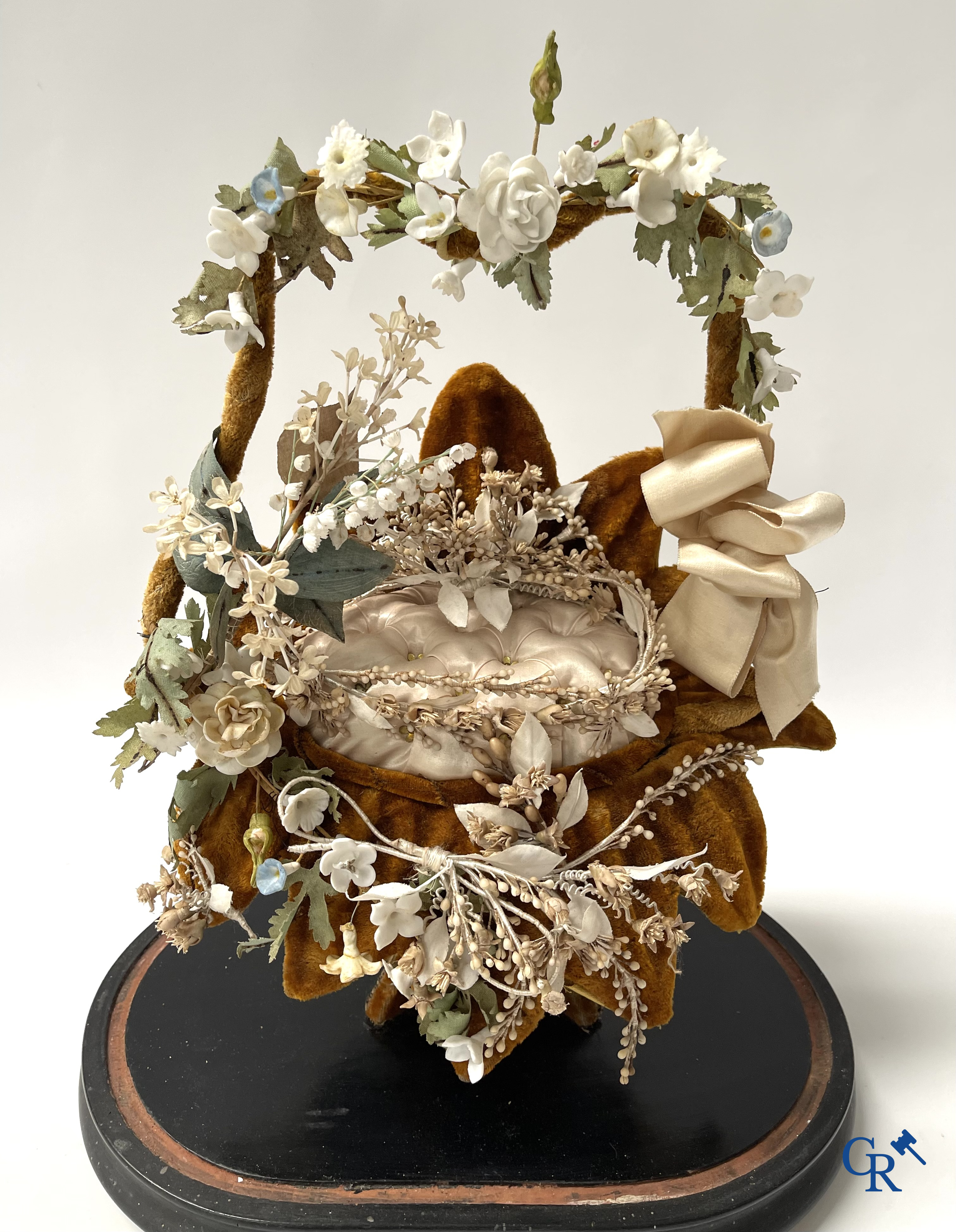 2 exceptional globes in glass with a wedding bouquet in basket shape, decorated with flowers in fine porcelain. Circa 1900.