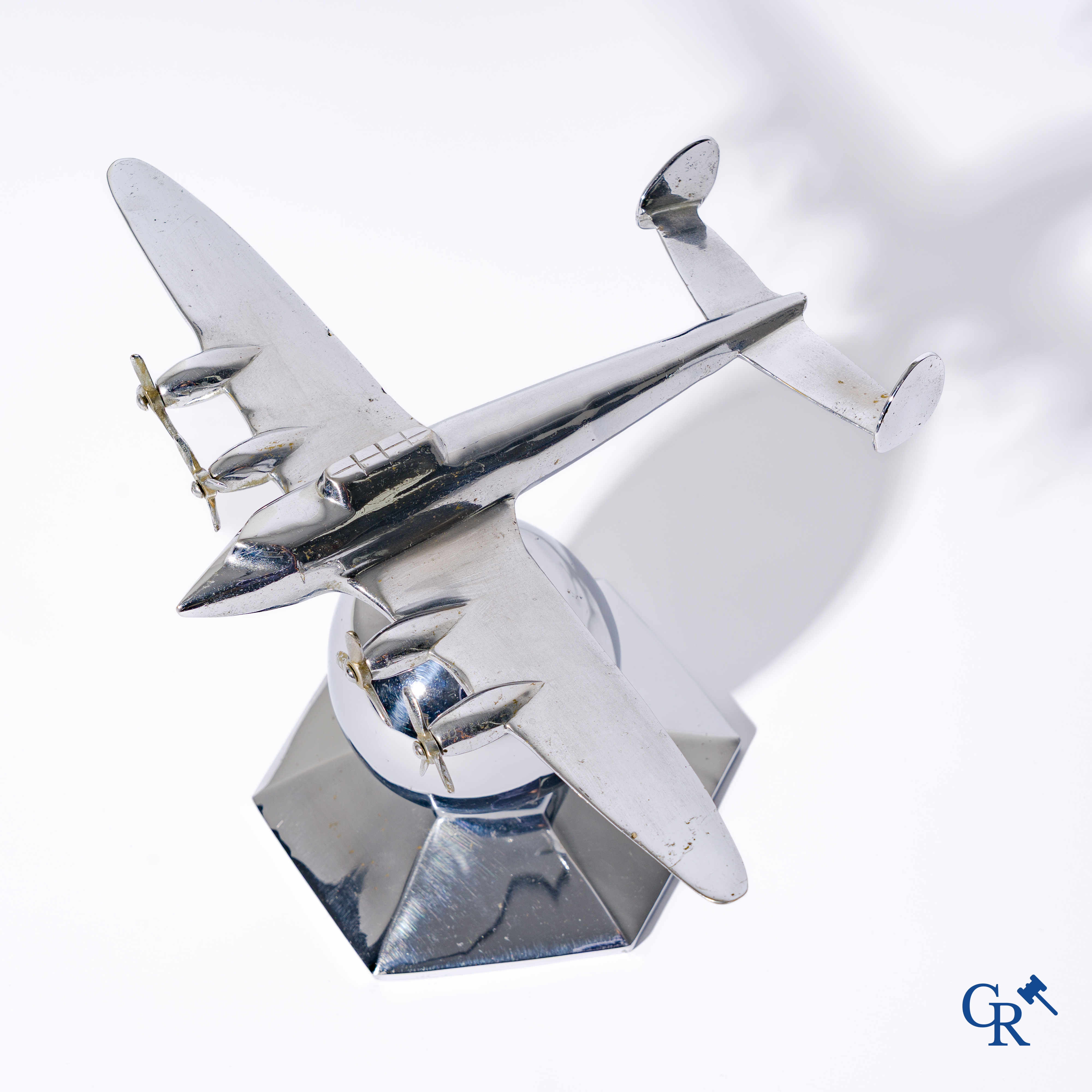 Art Deco, een 30'er jaren bureaumodel van een vliegtuig in verchroomd brons gemonteerd op standaard.