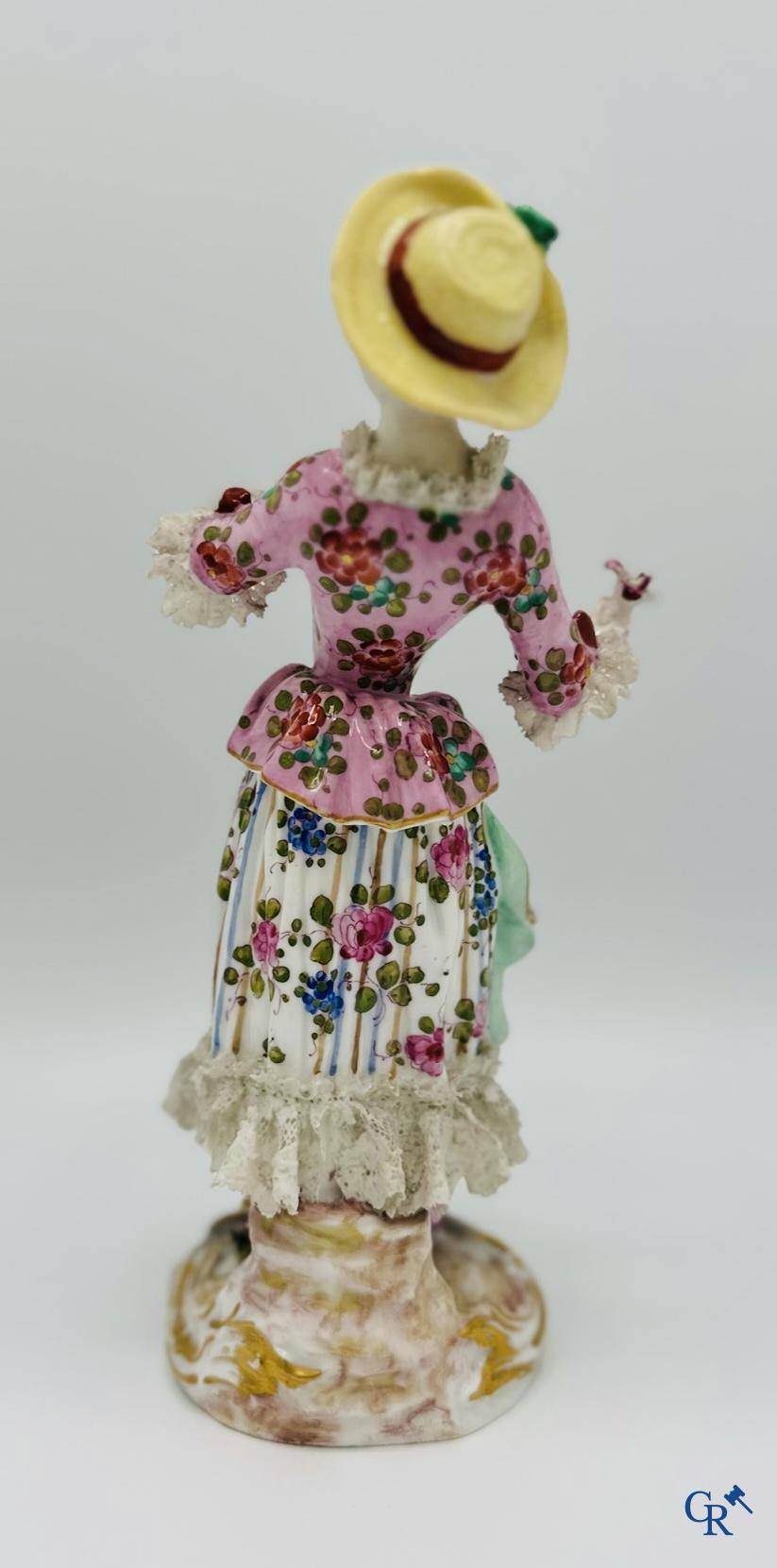 Porcelaine: 3 groupes en porcelaine polychrome dans le gout de Meissen. 19 ème.