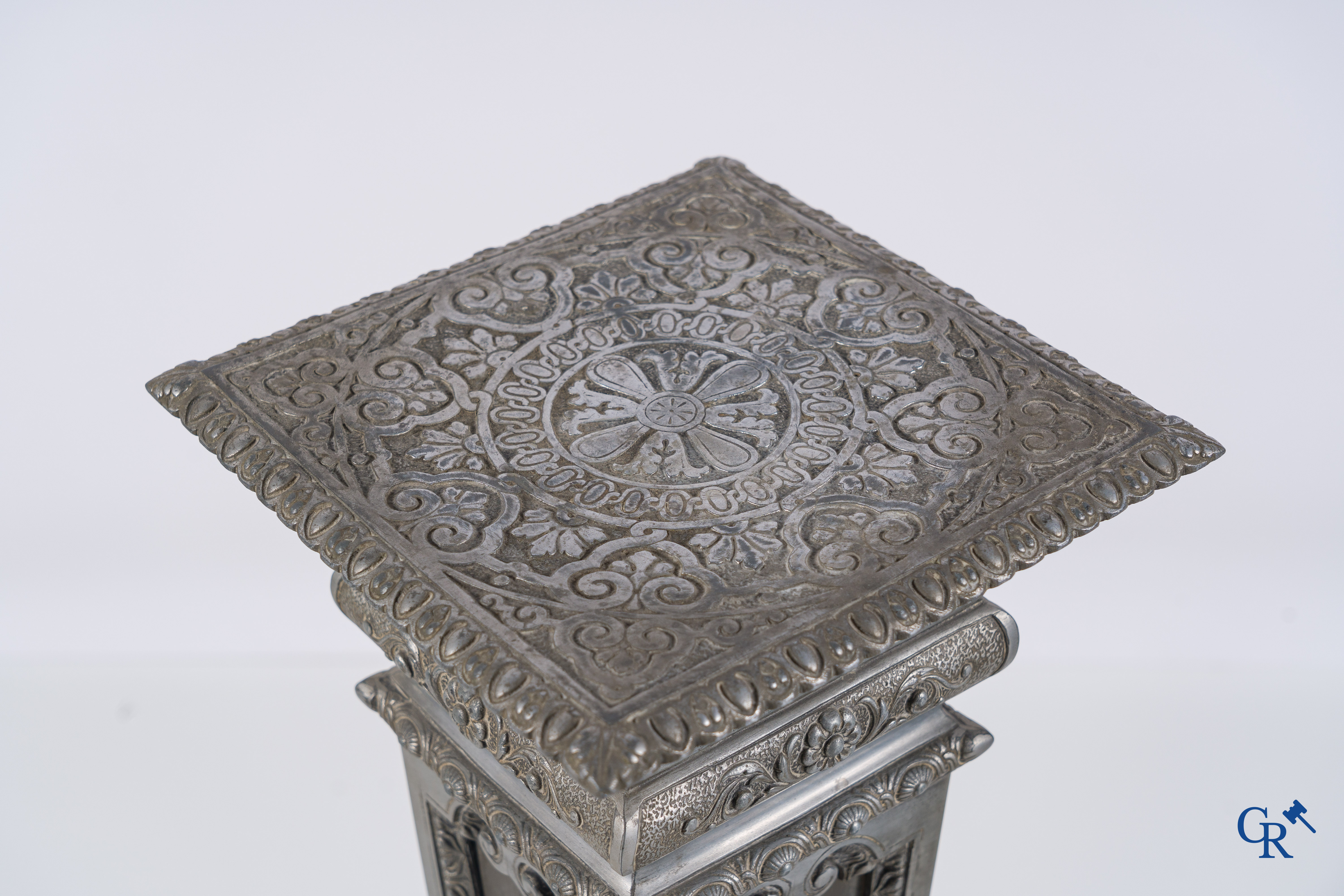 Een paar piedestals in kunstbrons circa 1930.