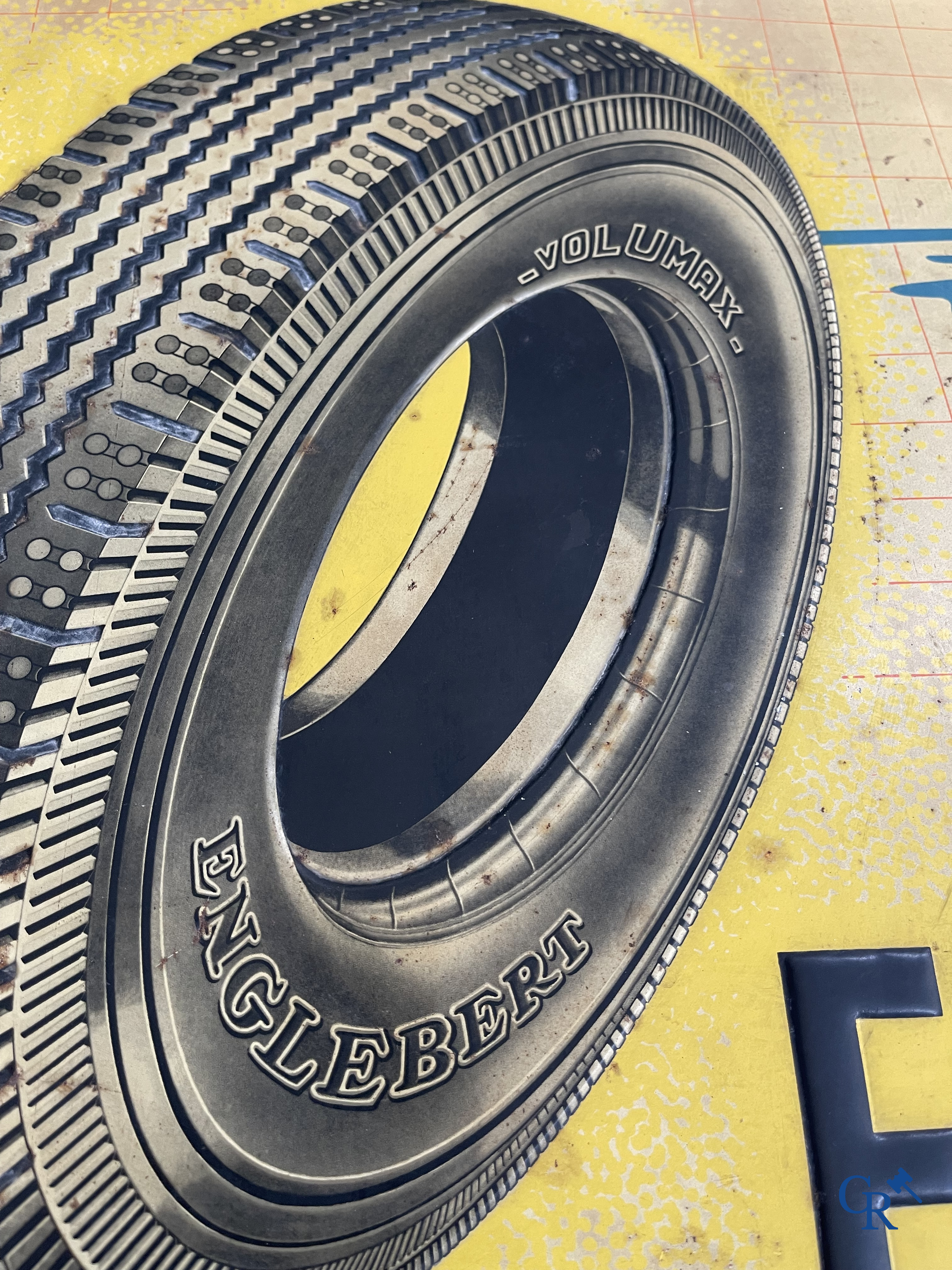 Englebert Volumax, publiciteit gedrukt op metaal voor Englebert banden. Etabl. J. Schuybroek S.A. Hoboken Anvers. 1952.