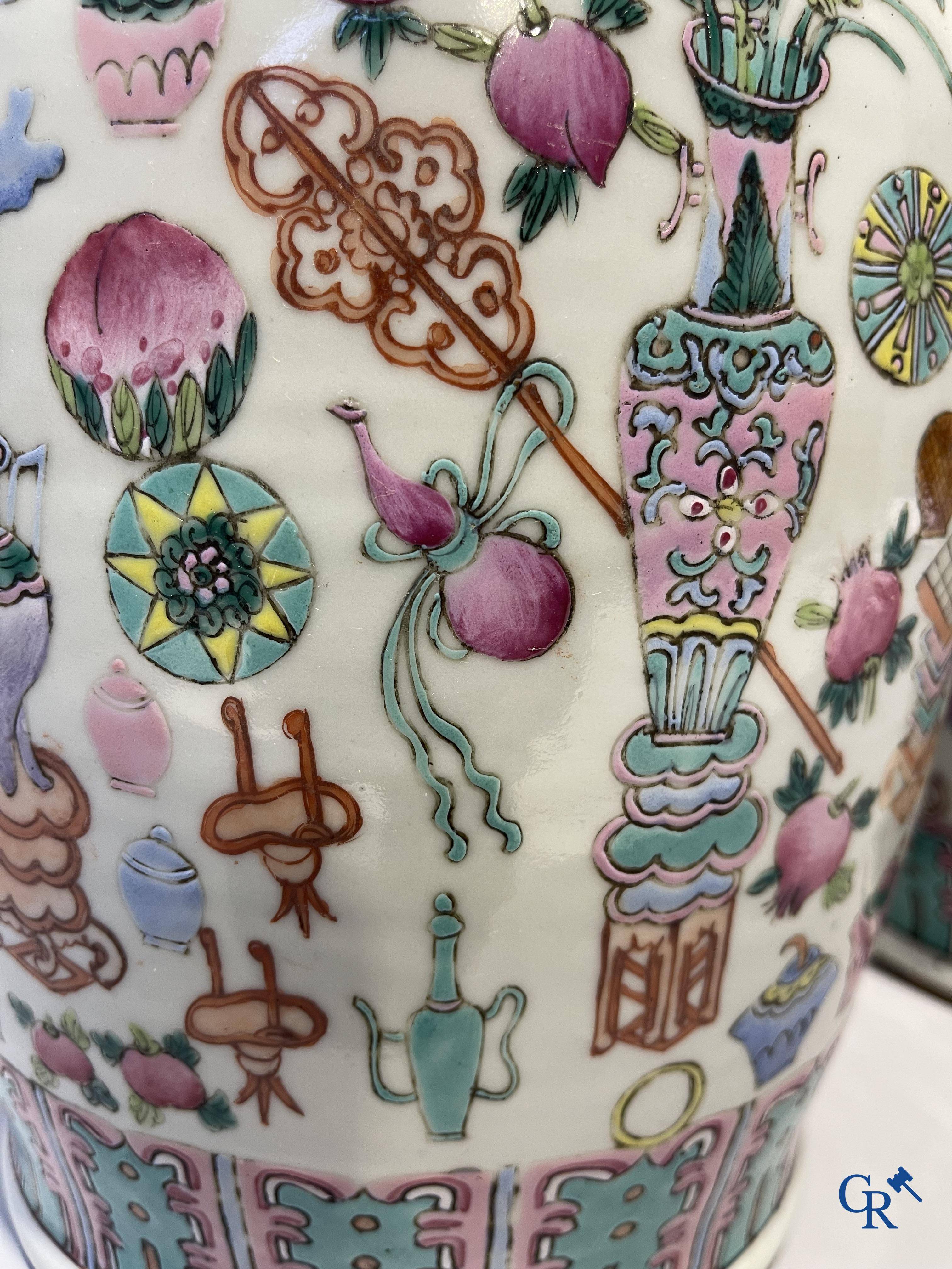 Art Asiatique, porcelaine chinoise. Une paire de vases chinois avec un décor d'antiquités. 19ème siècle.