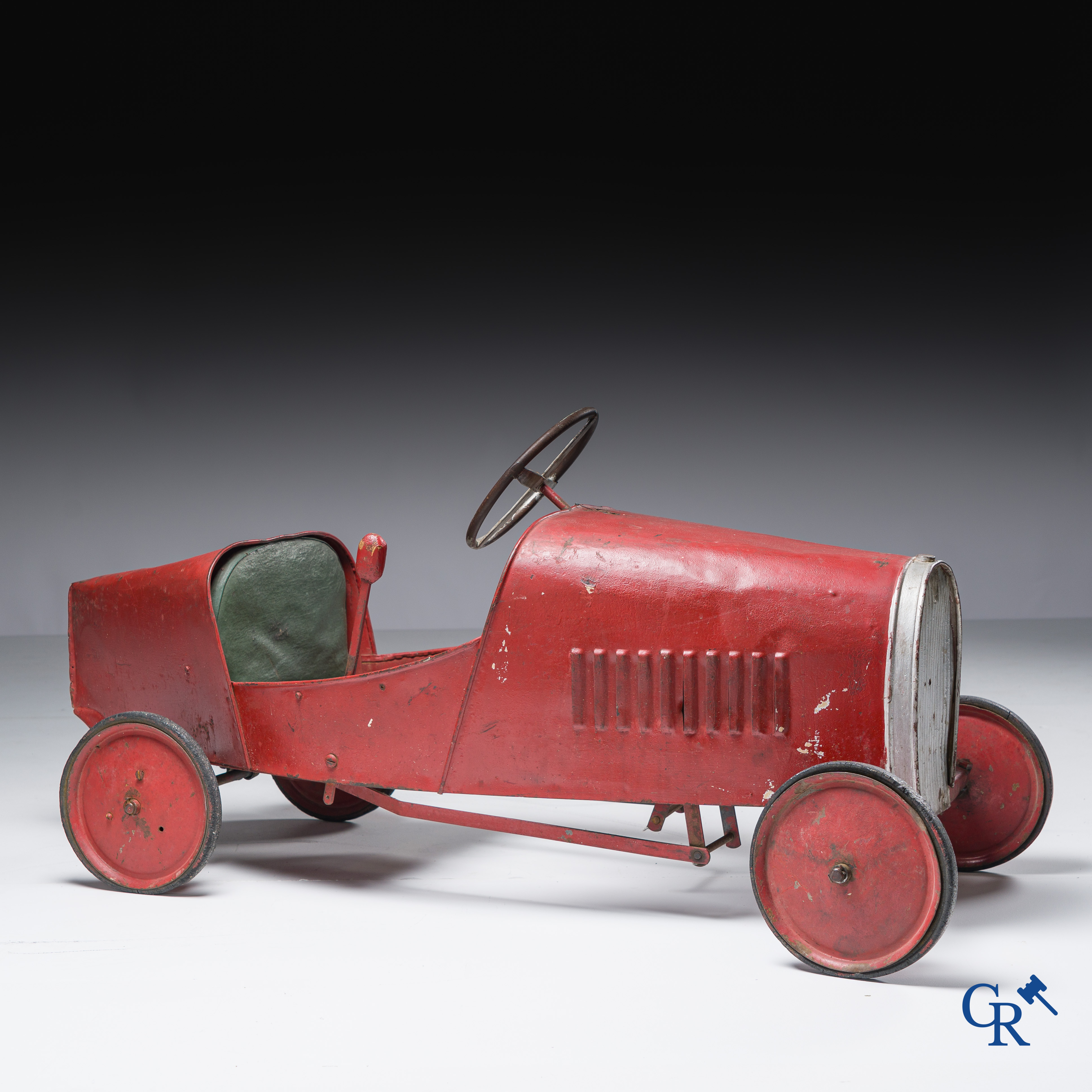 Pedaalwagen, type Bugatti in metaal met een handremsysteem op het achterwiel. Circa 1930.