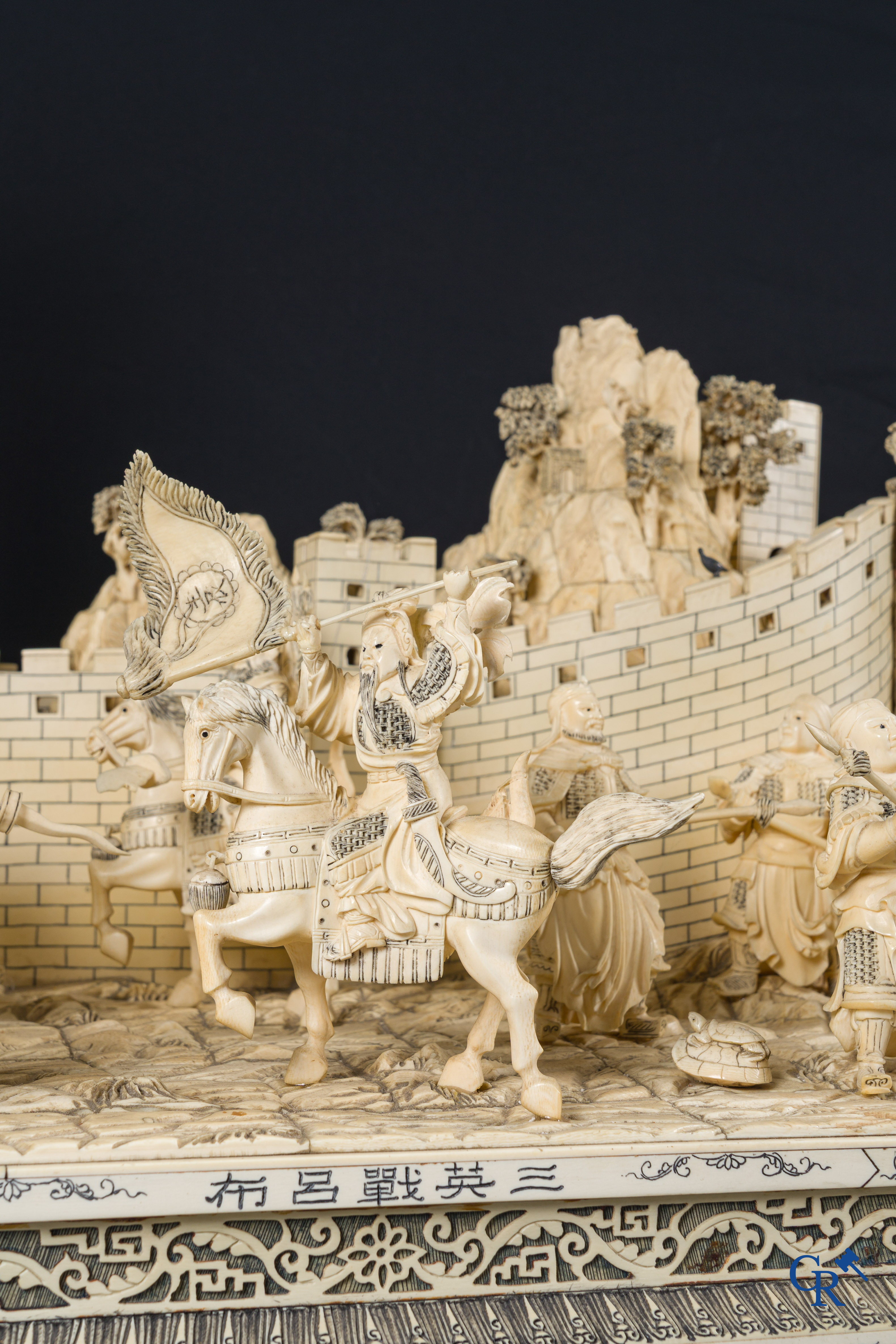 Aziatica, een grote Chinese groep in ivoor en hout. Late Qing-dynastie (1644-1912).