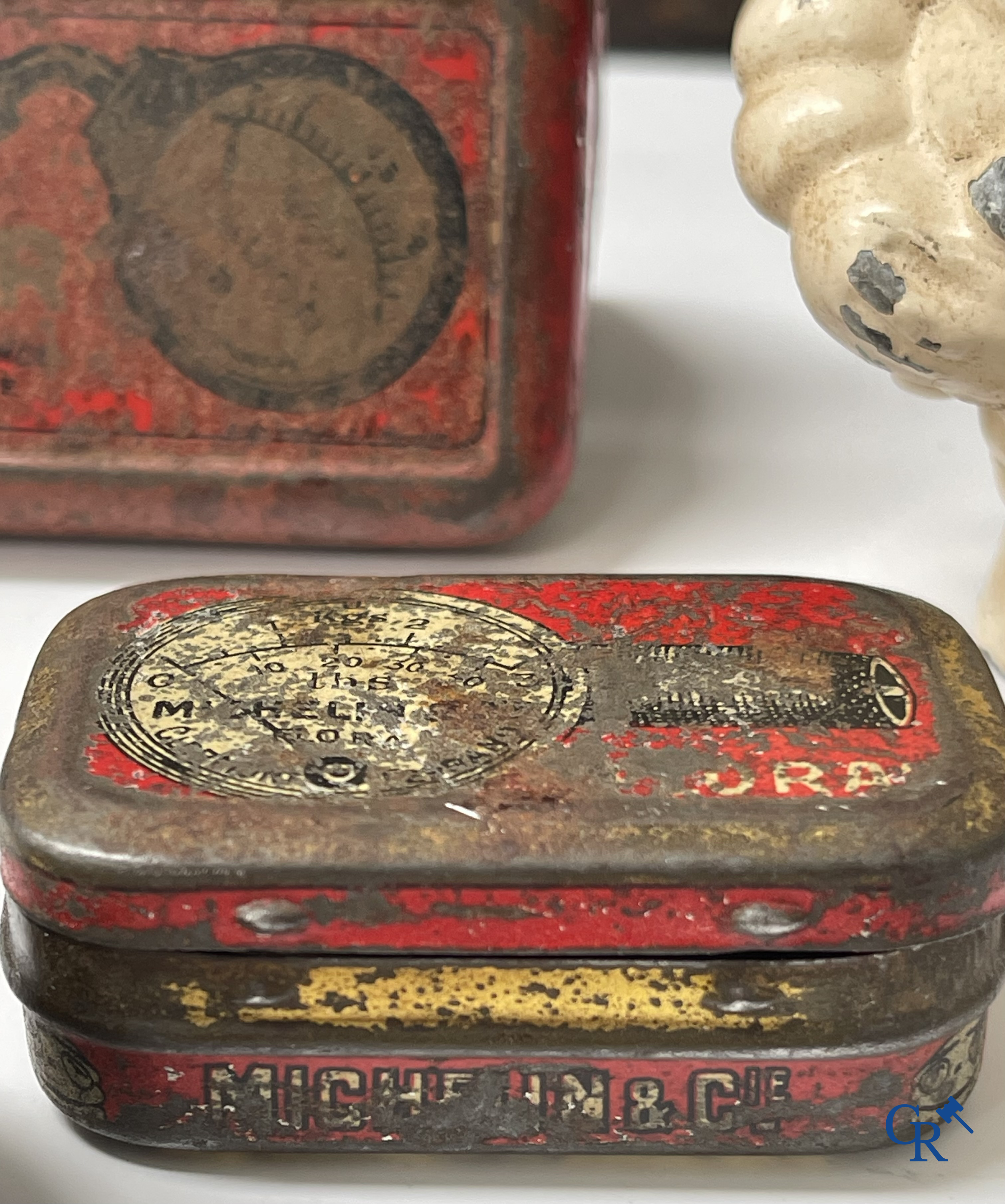 Michelin, een groot lot reclame objecten en meetinstrumenten voor Michelin banden.