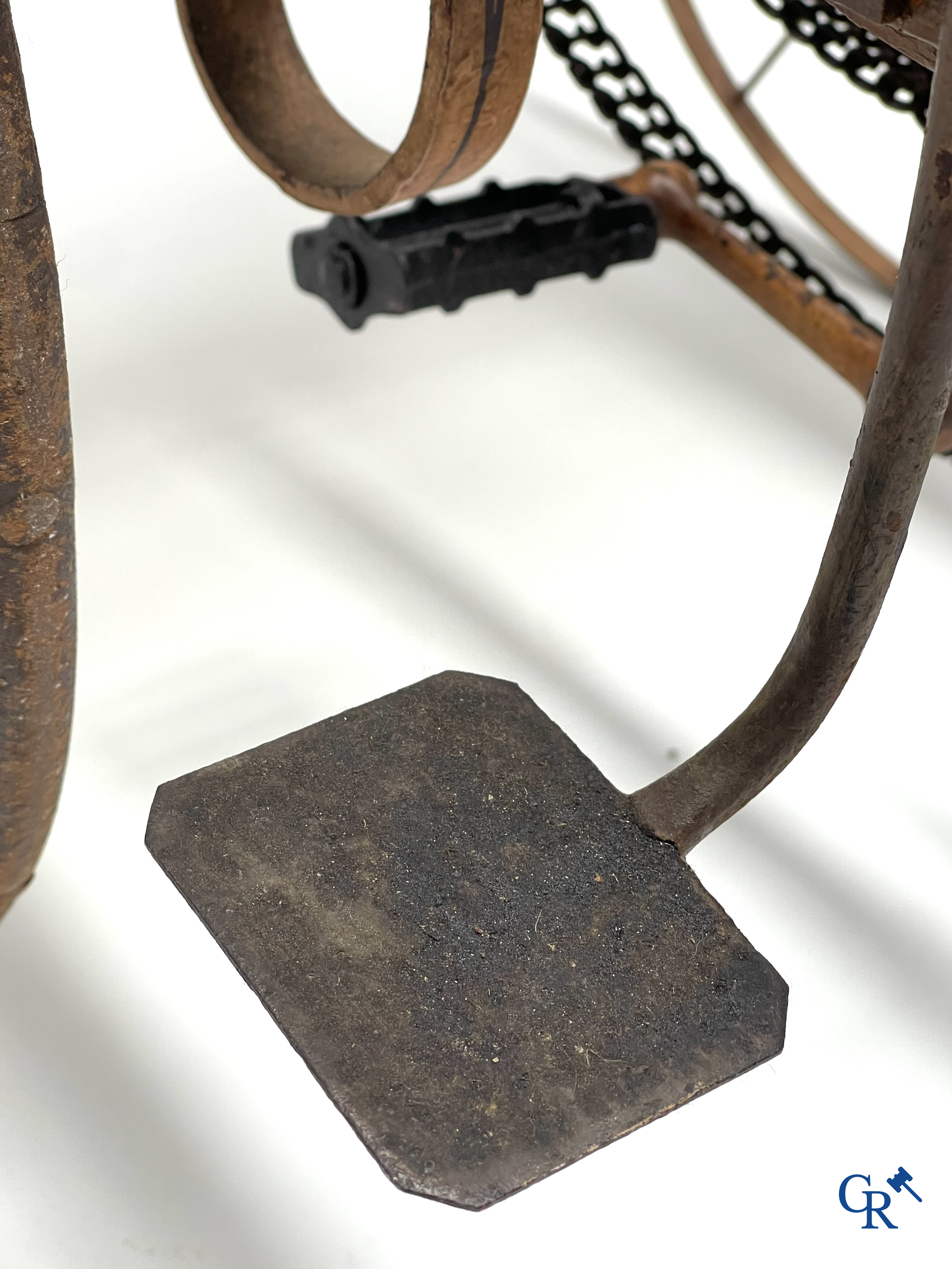 Zeldzame mechanische kinderkar in gevlochten riet en beschilderd metaal ontworpen door Peugeot. Circa 1900.