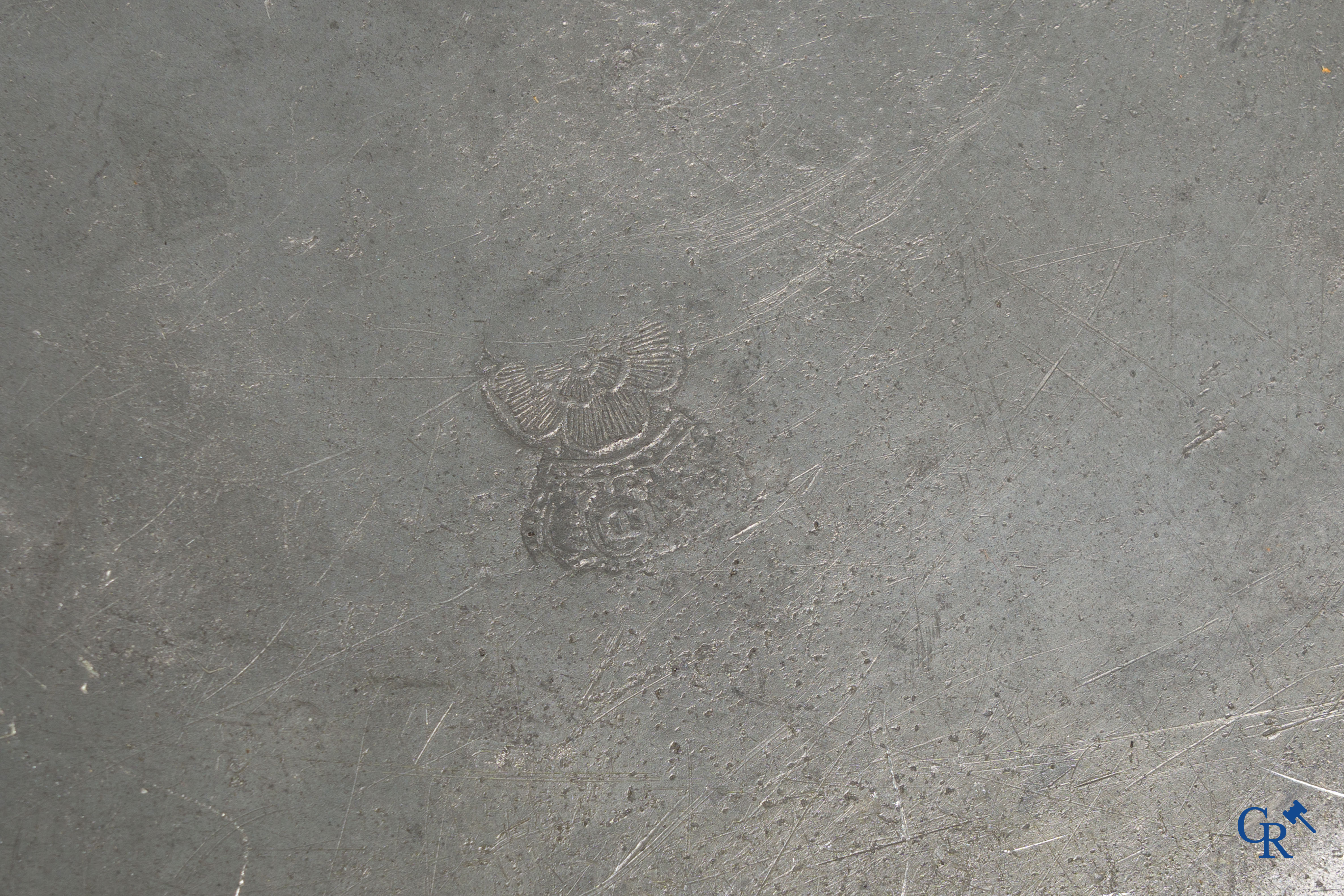 Een groot lot antieke tinnen schotels, waaronder een zeldzame scheerkom. 18e-19e eeuw.