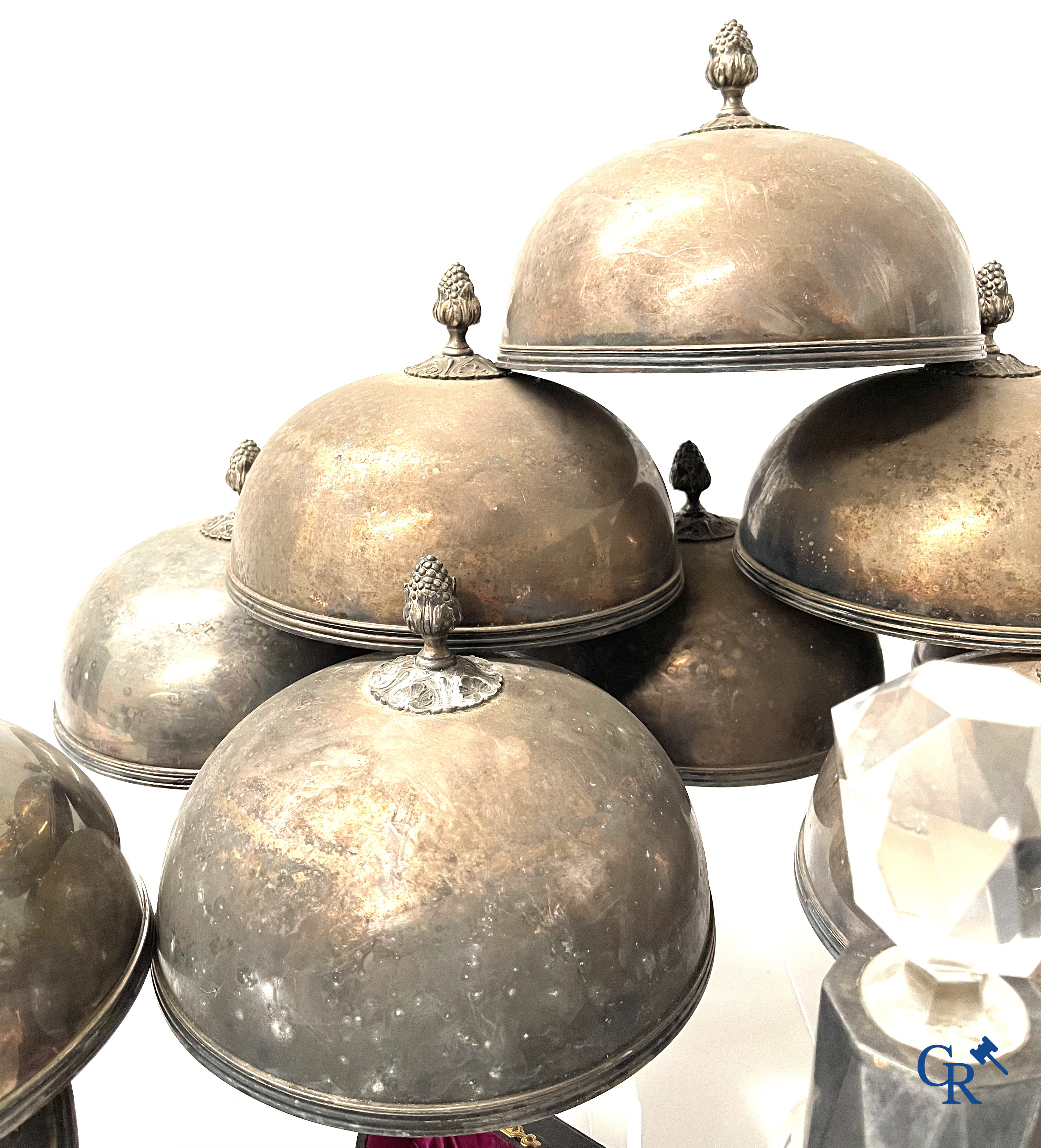 Een reeks van 10 verzilverde bordklokken, een karaf met zilver montuur, zilveren servietringen, een strooibus, enz.