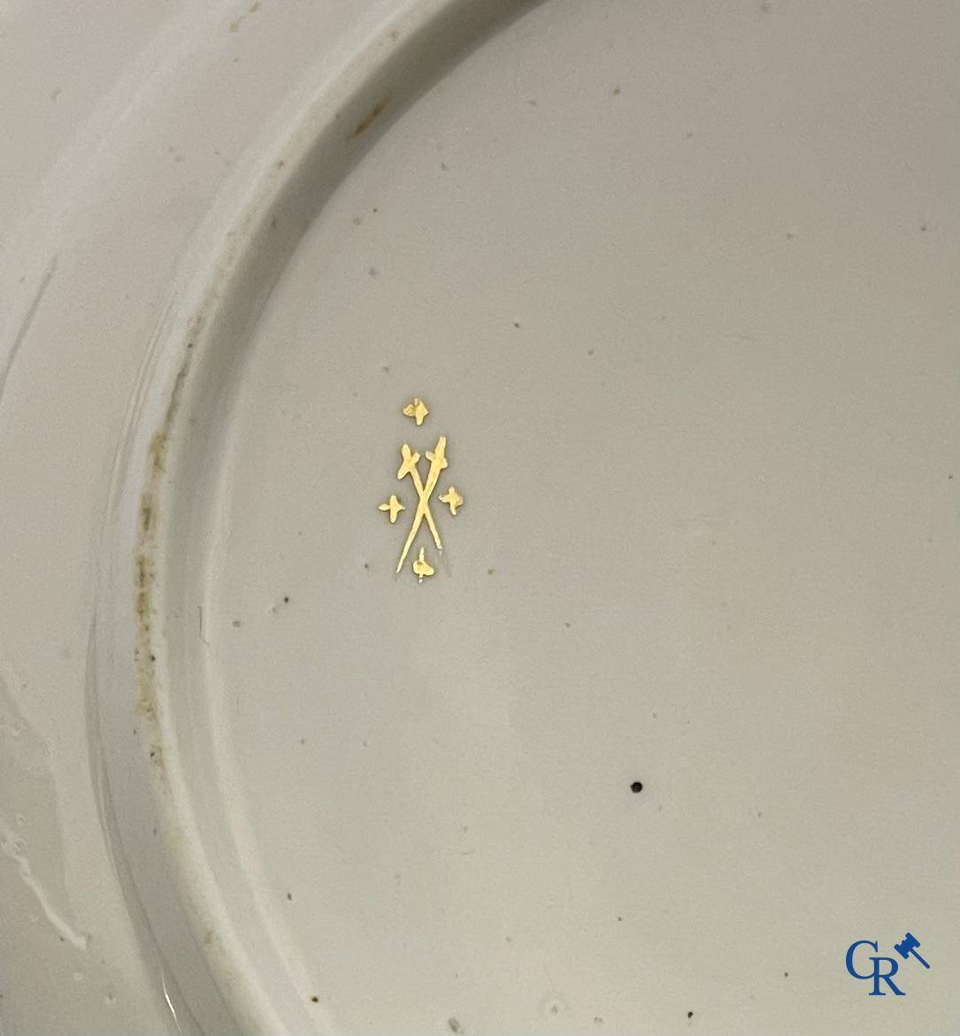 Porcelaine européenne, Tournai. 2 assiettes finement décorées et dorées aux fleurs et décor d'insectes.