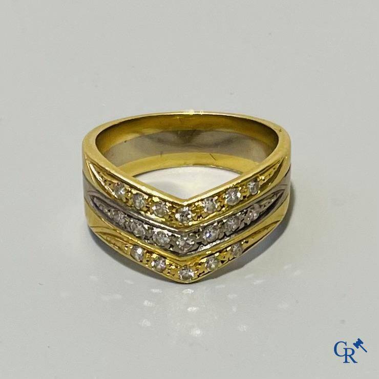 Juwelen, een ring bi-color in goud 750°/00 bezet met 19 kleine briljanten.