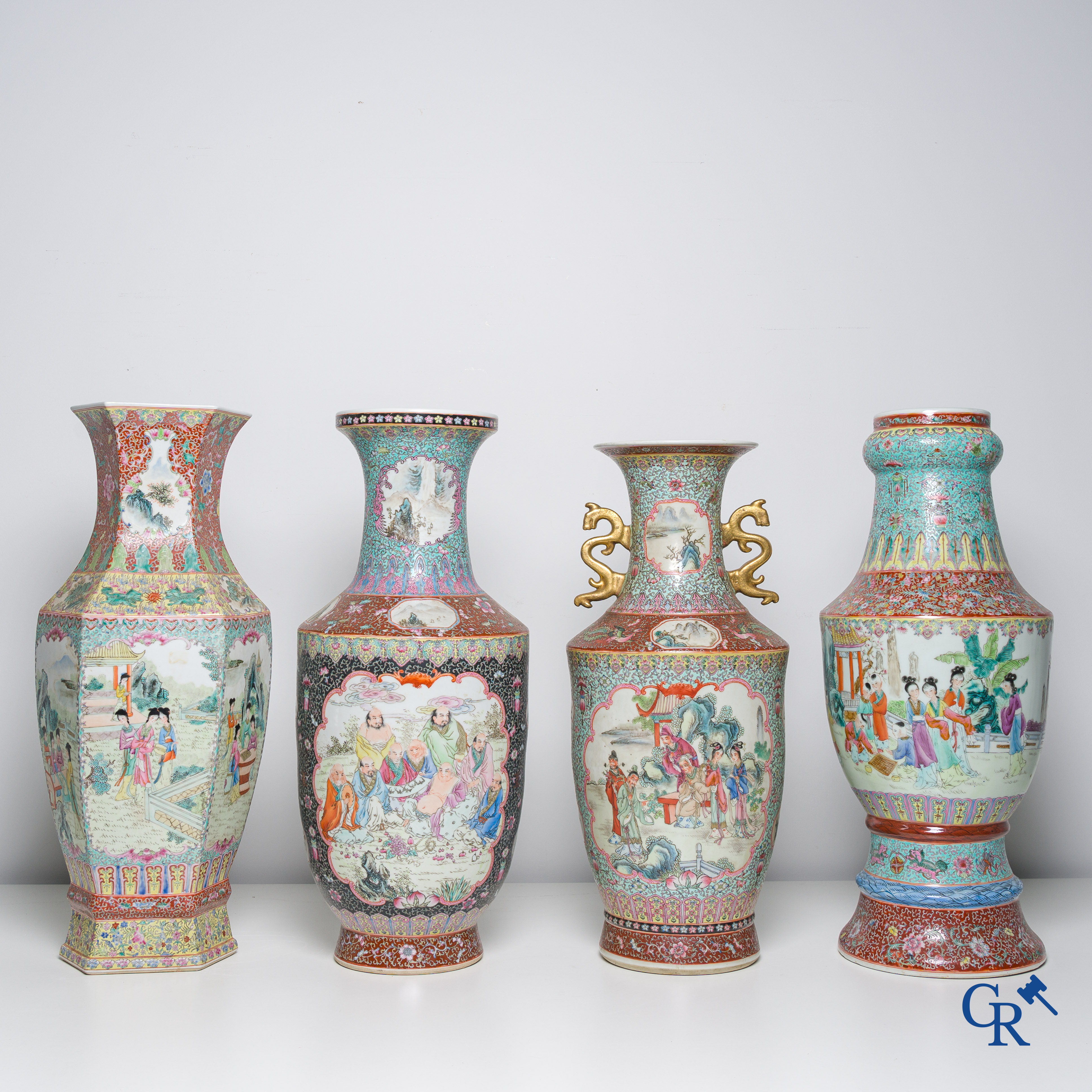 Aziatica, een kavel van 7 Chinese famille rose vazen, 20ste eeuw.