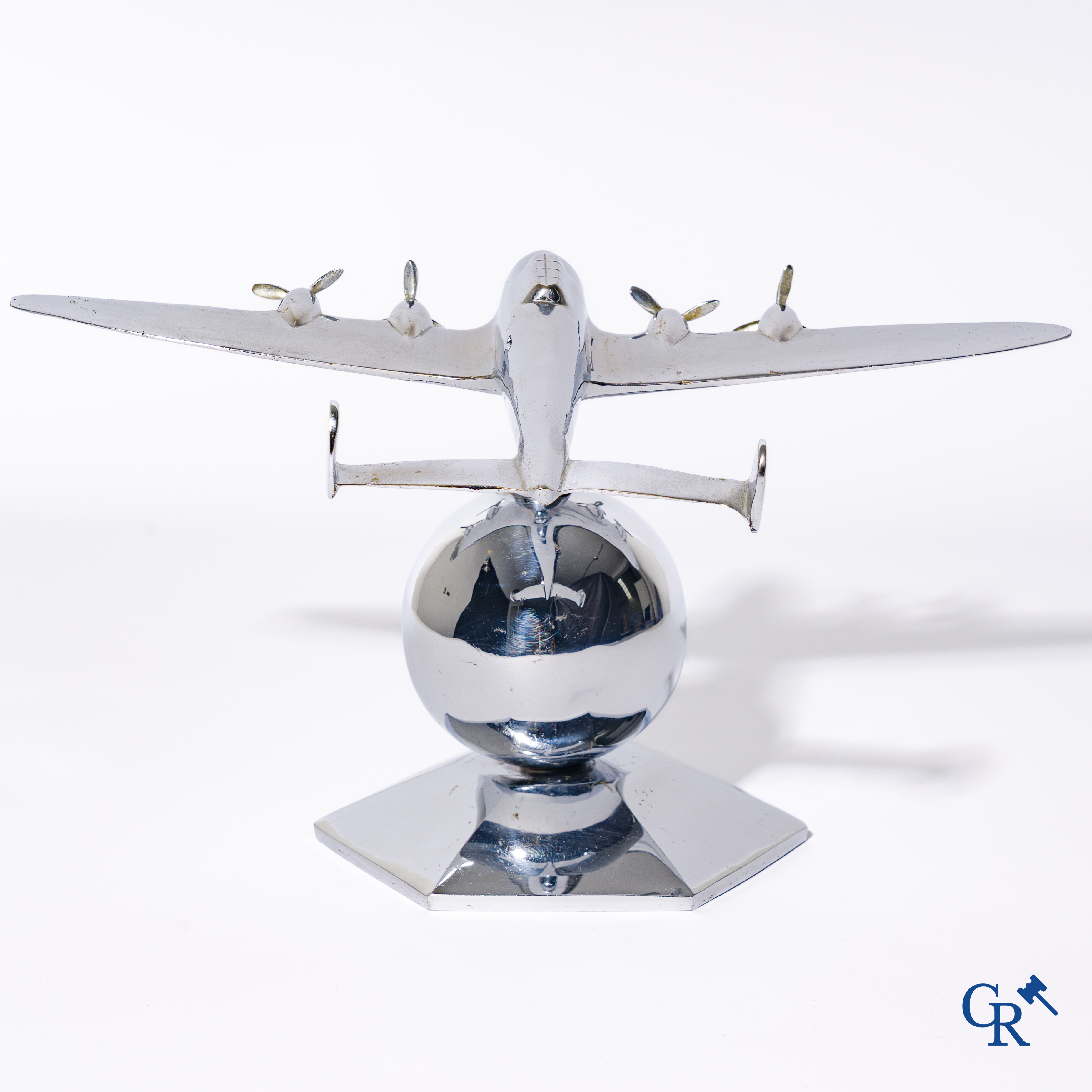 Art Deco, een 30'er jaren bureaumodel van een vliegtuig in verchroomd brons gemonteerd op standaard.