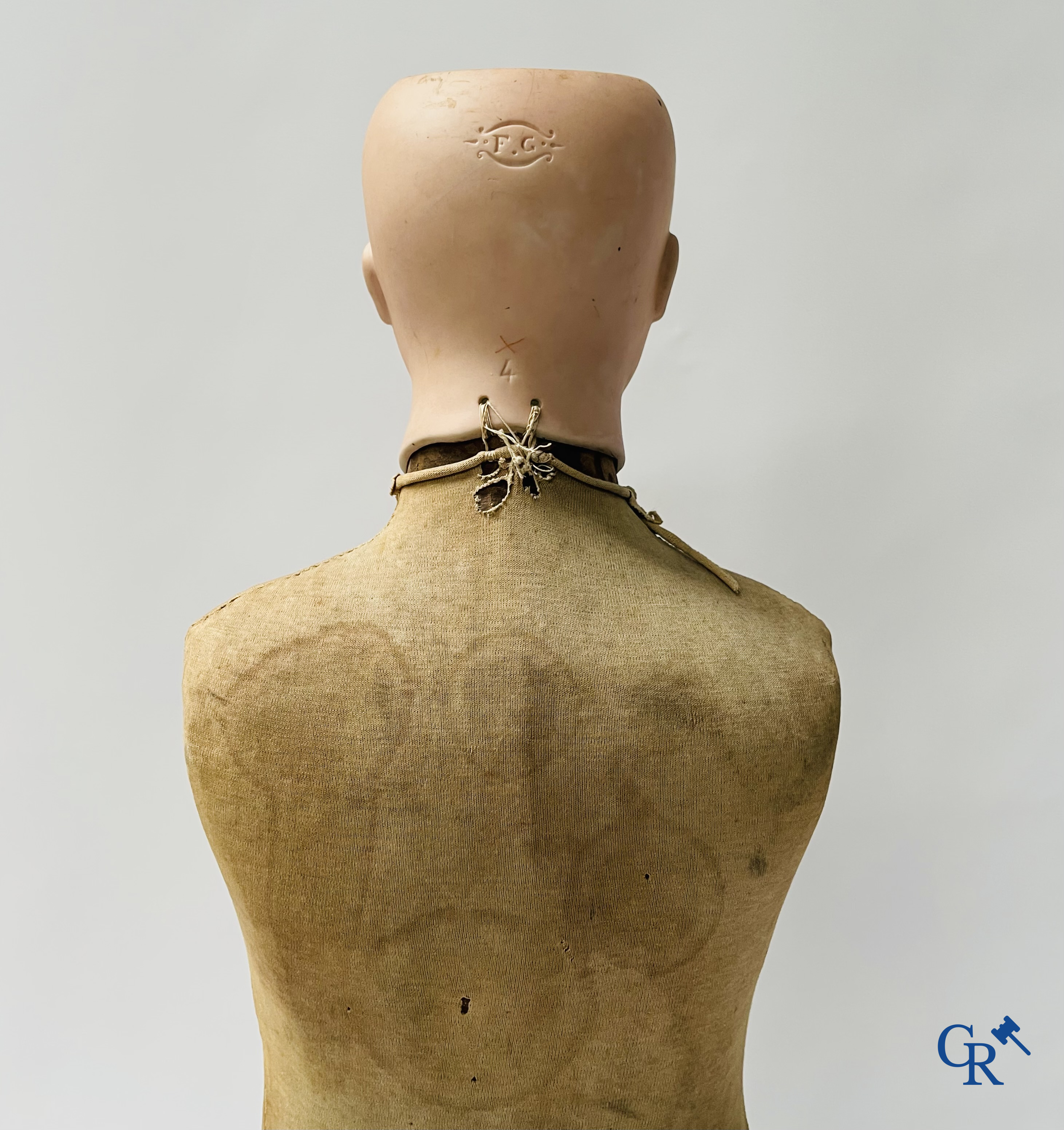 François Gauthier en Buste Jourdan, een mannequinpop in de stijl van Stockman met porseleinen hoofd. Circa 1900.