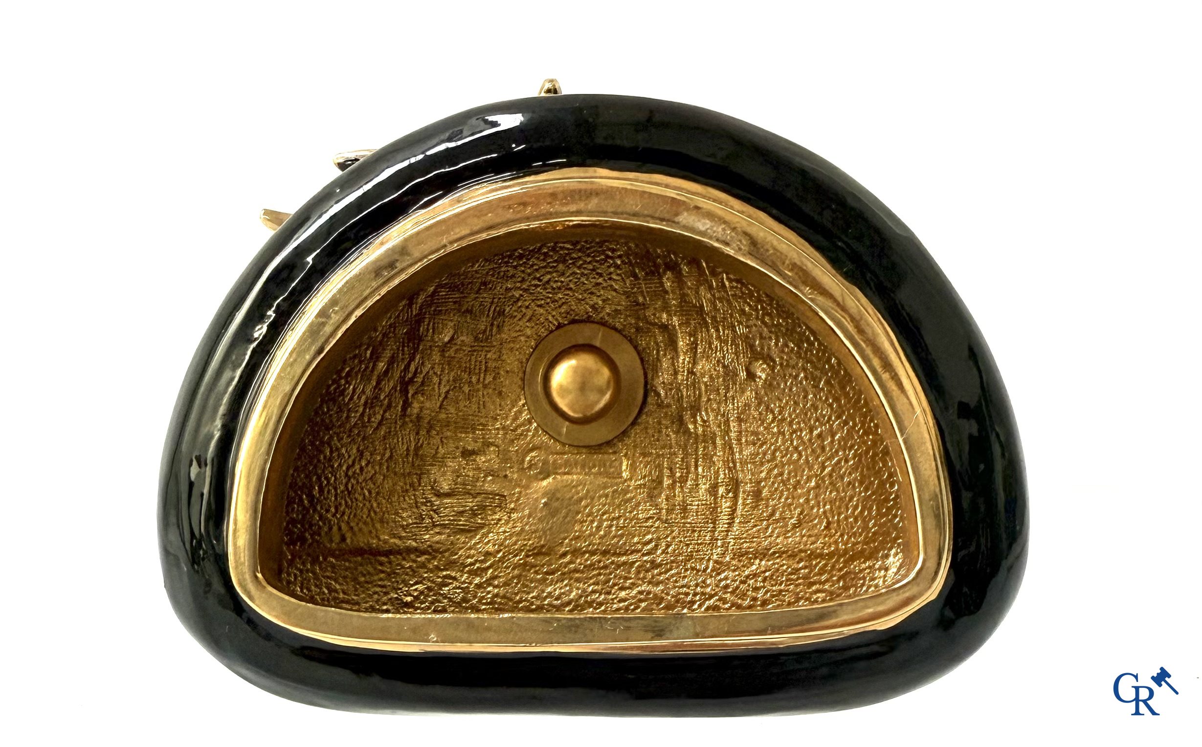 Uurwerken. Een klein klokje met voorstelling van een papegaai. Emaille op verguld metaal ingelegd met gesteente.