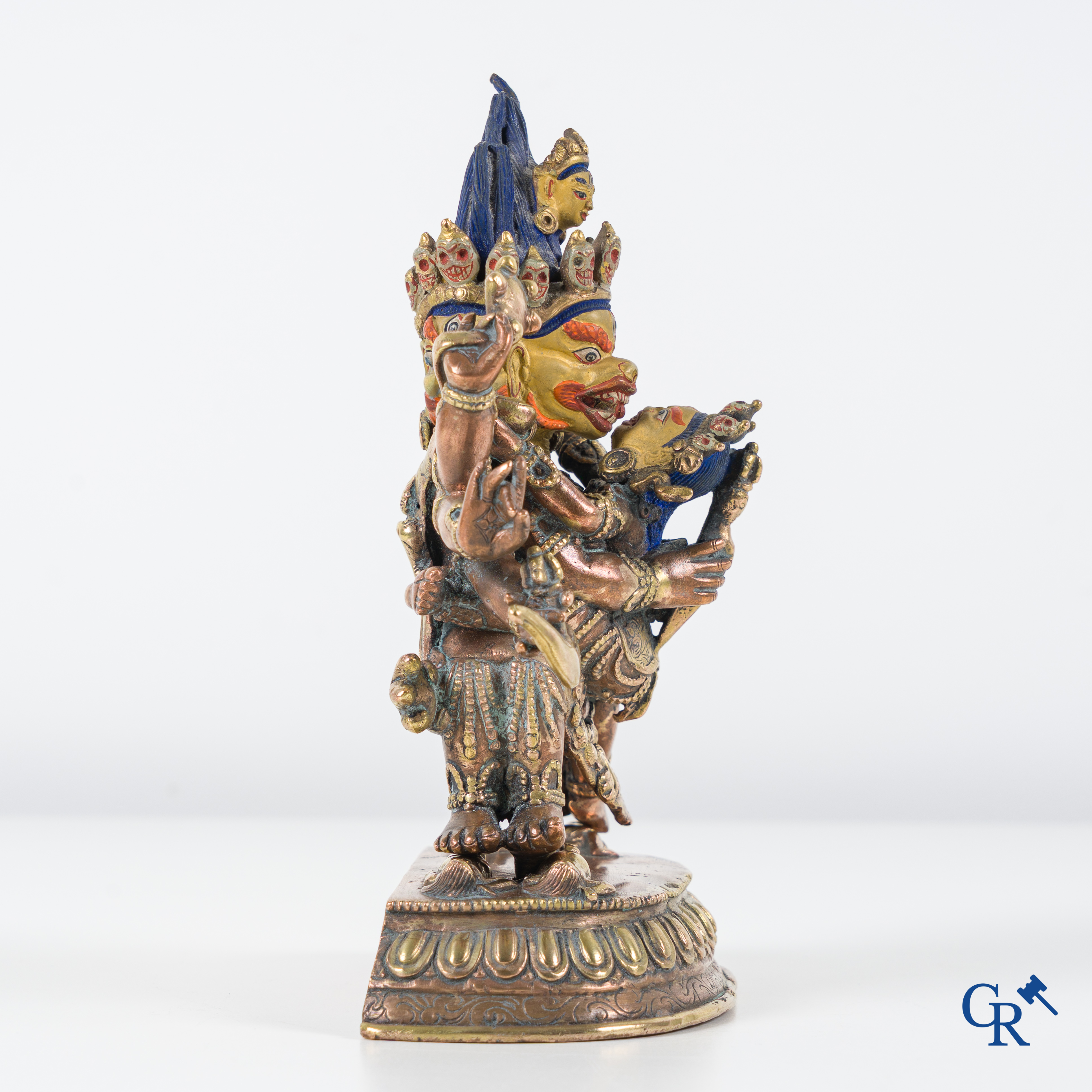 Aziatica, Een Sino-Tibetaanse verguld bronzen figuur van Mahakala. 19e-20ste eeuw.
