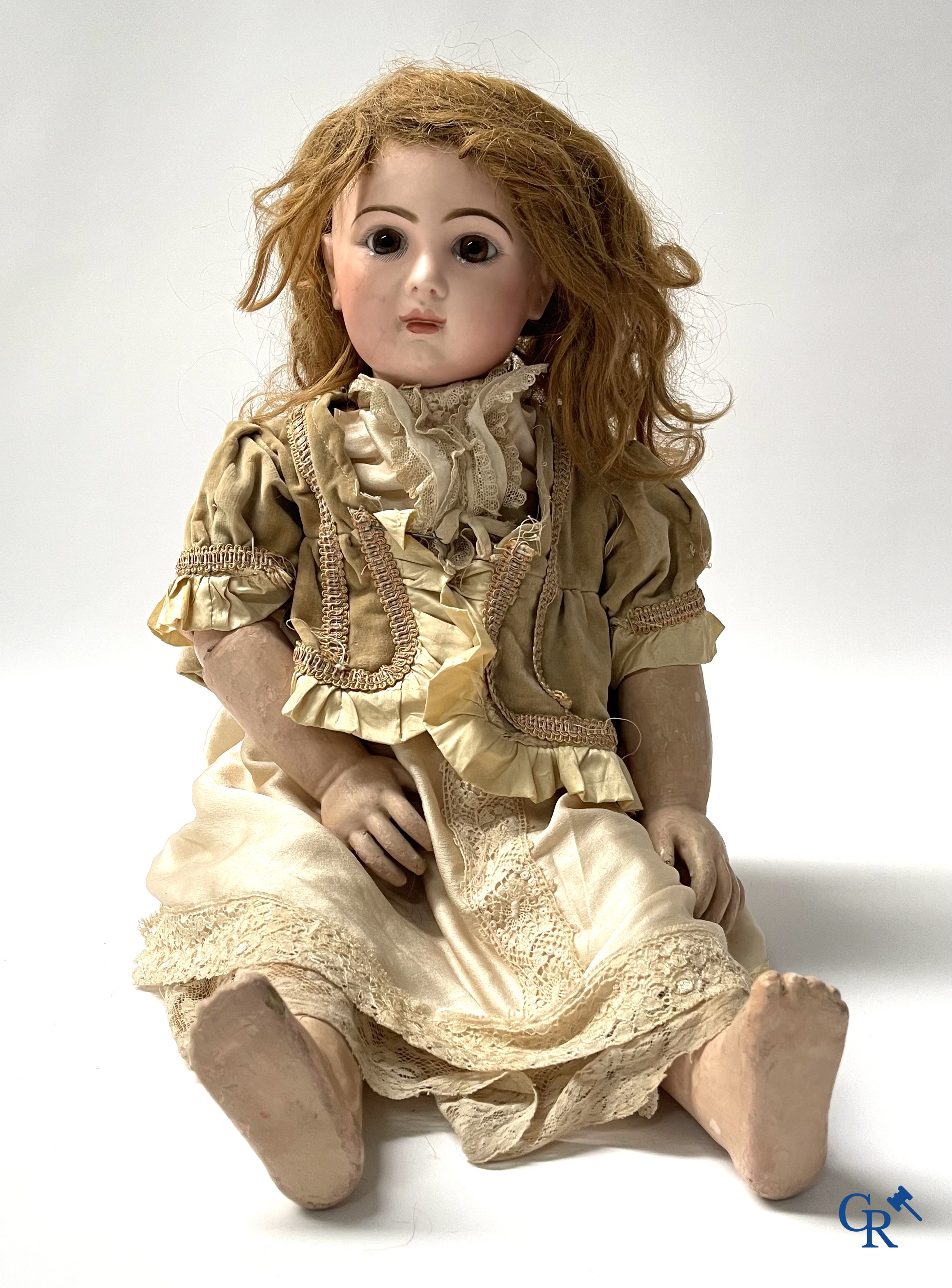 A lot with beautiful antique dolls, Jumeau bouche fermée, bath doll Frozen Charly, quirky rattles, etc.