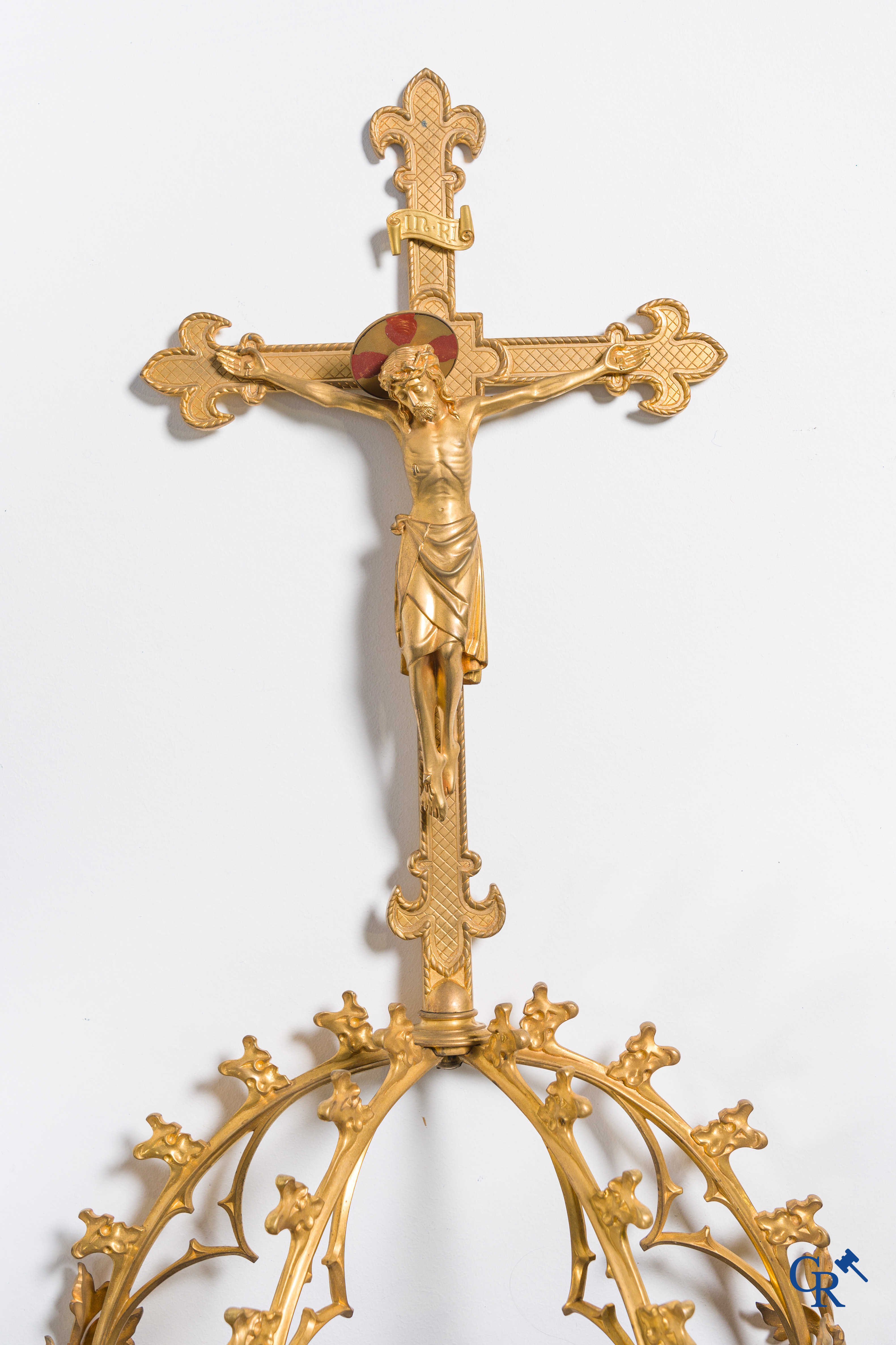 Religieuze objecten, een grote neo-gotische nis in hout en vergulde brons.