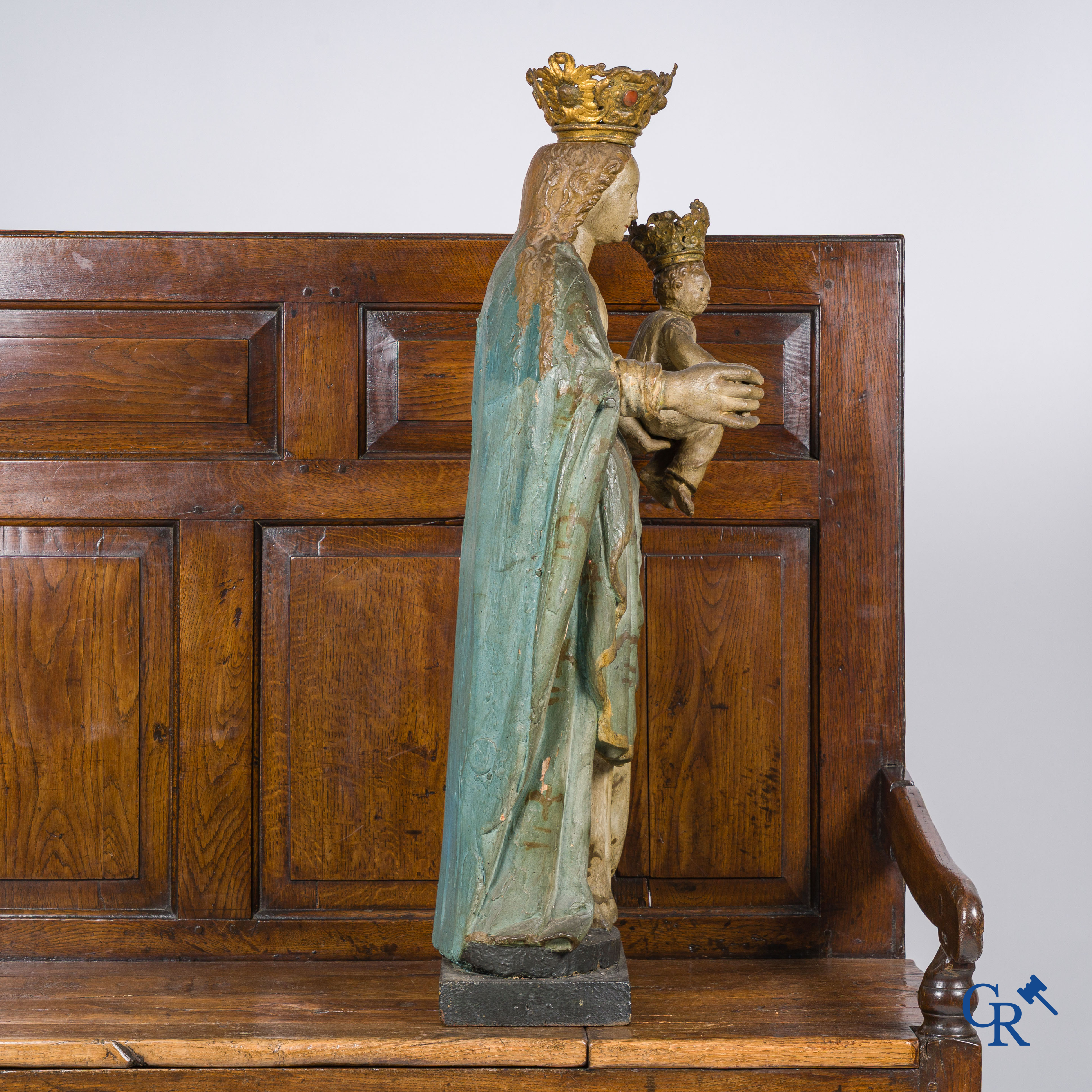 Houten gepolychromeerd Barok heiligbeeld van Maria met kind. De Kroon ingelegd met een amberachtig gesteente.
