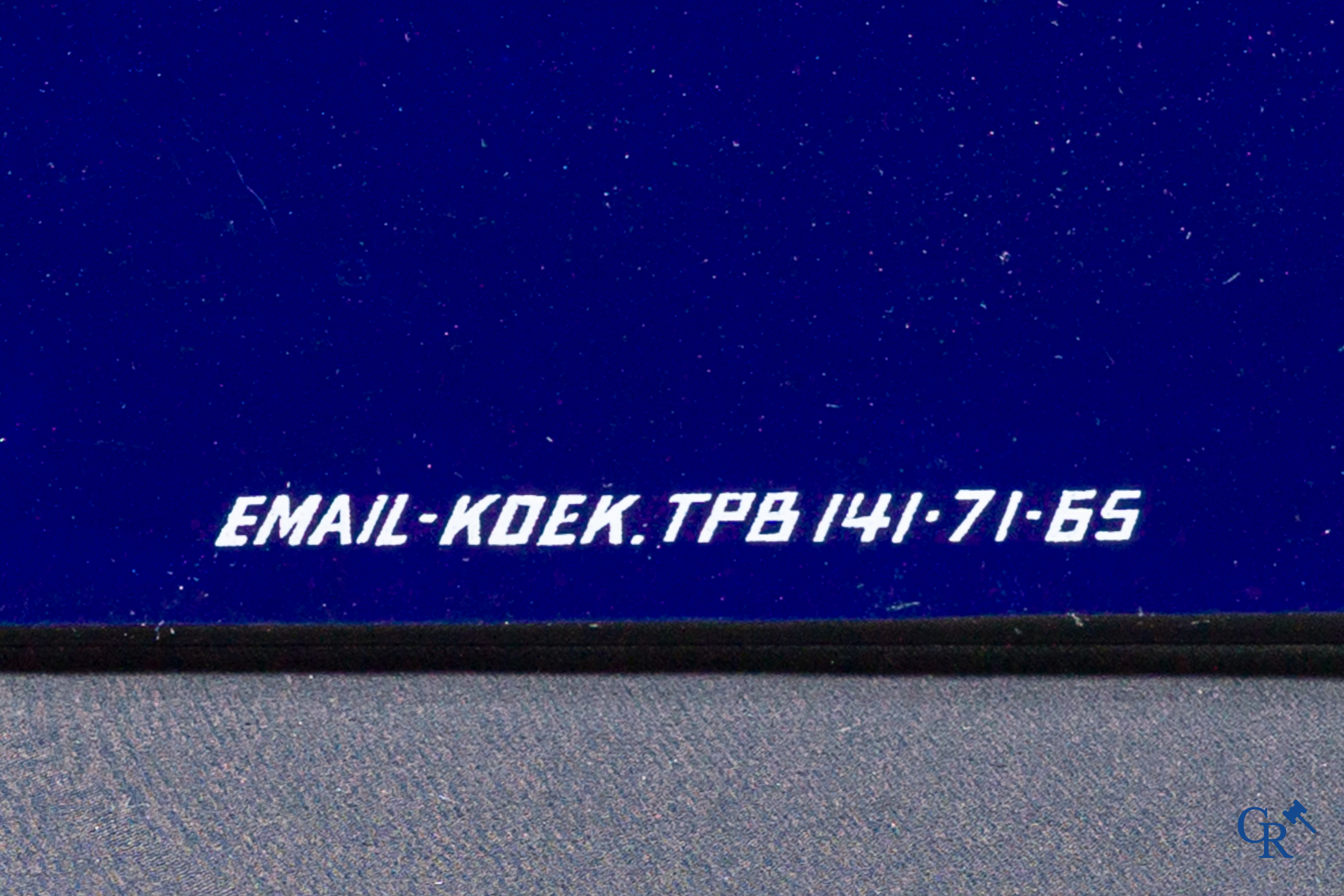 Michelin, plaque émaillée pour la pression des pneus Michelin. Emaillerie Koekelberg. Circa 1965.