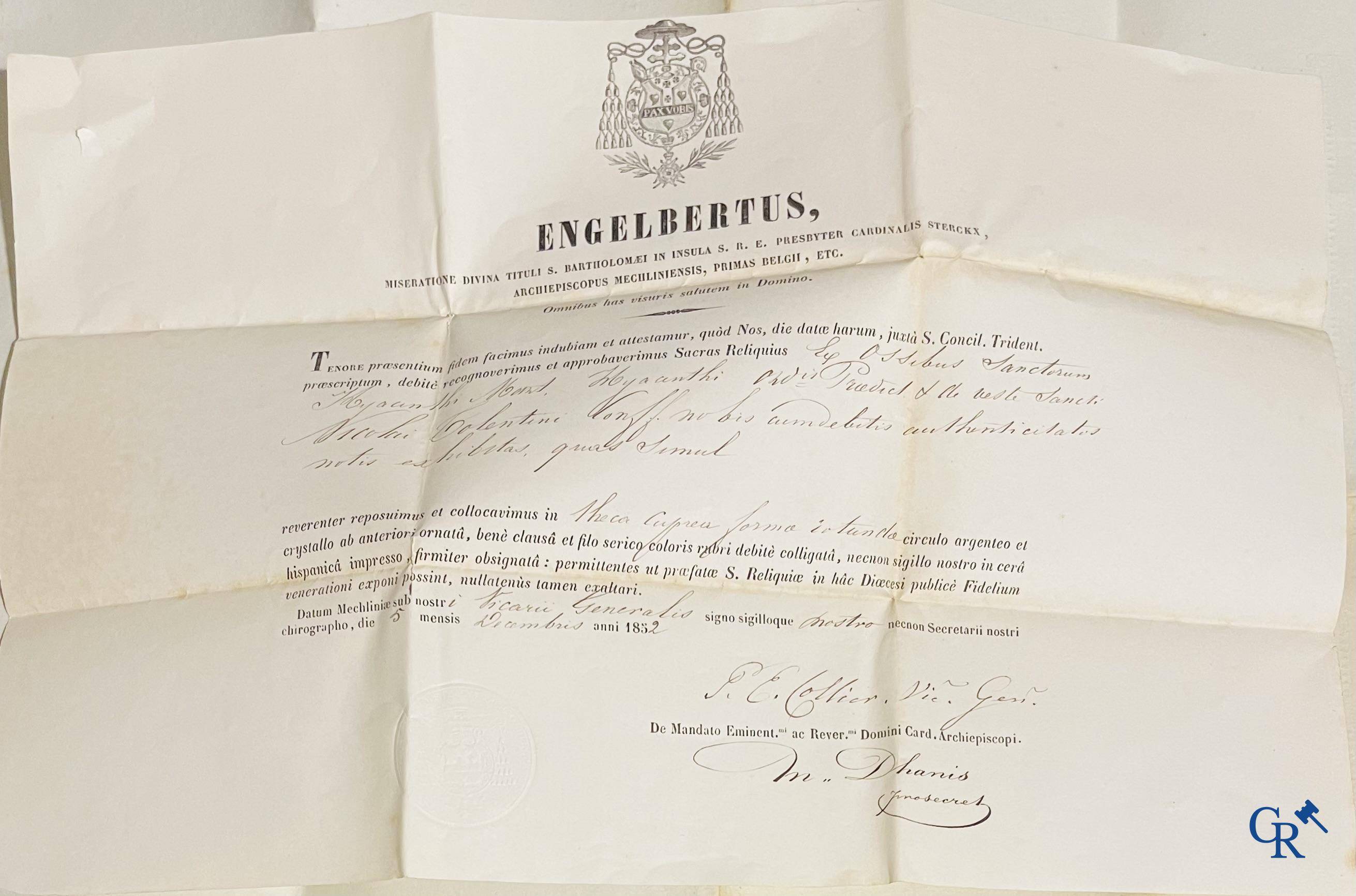 Objets religieux, un lot de 4 thecas scellés qui contiennent ensemble 23 reliques et plusieurs cedulas.