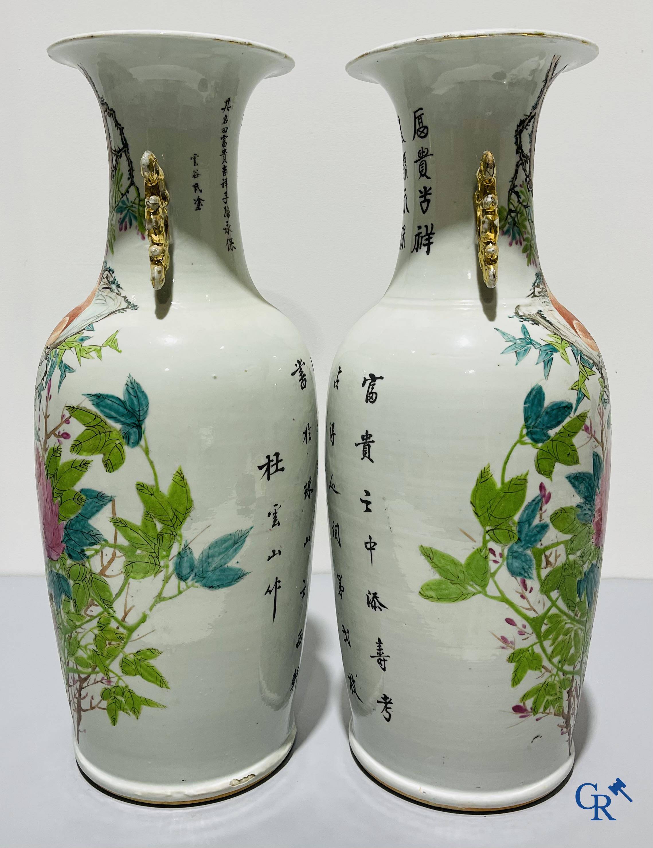Art Asiatique, porcelaine chinoise. Une paire de vases chinois avec calligraphie.