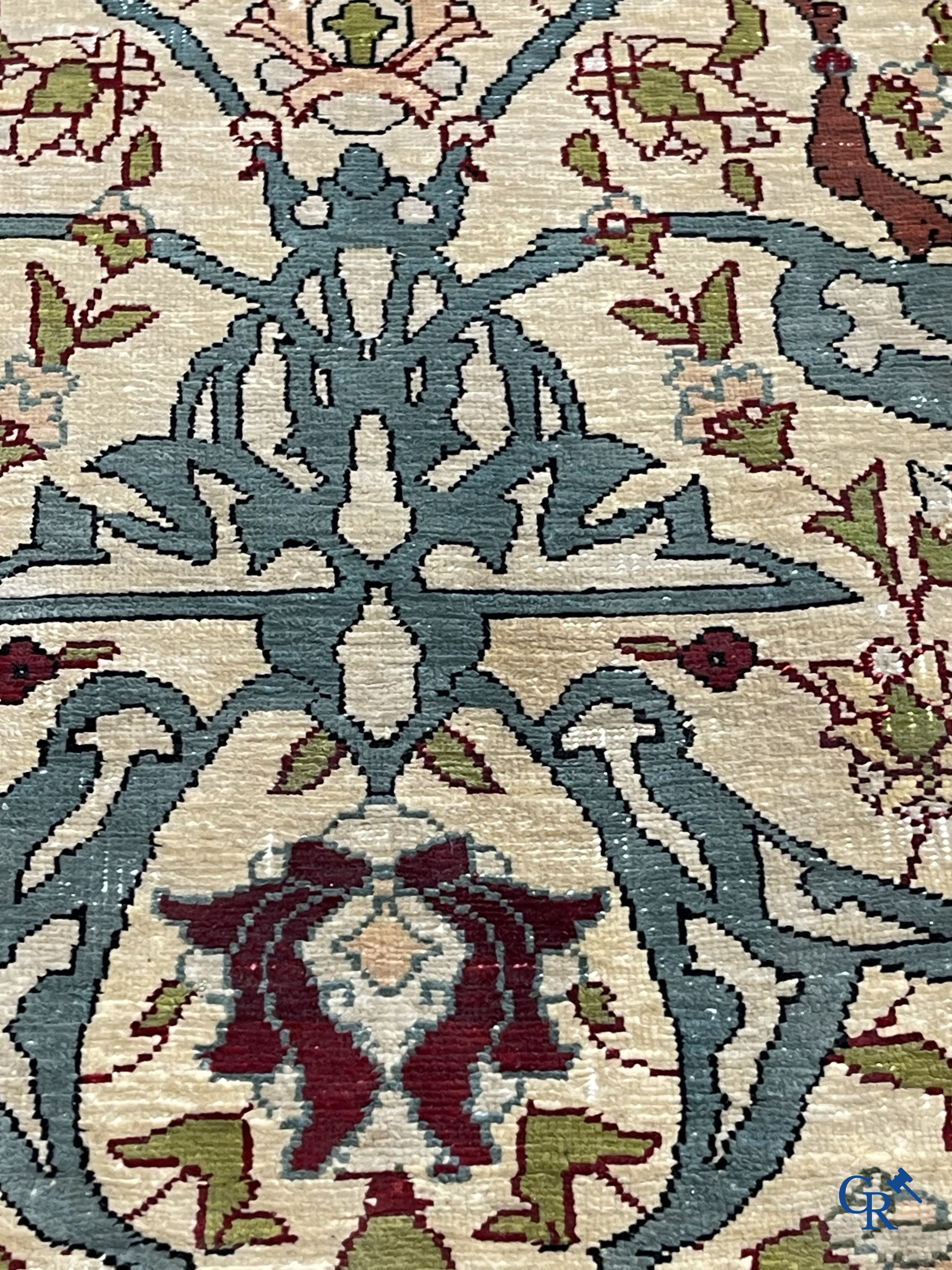 Oosterse tapijten. Een zijden gesigneerd tapijtje met inscripties en bewerkt met gouddraad.