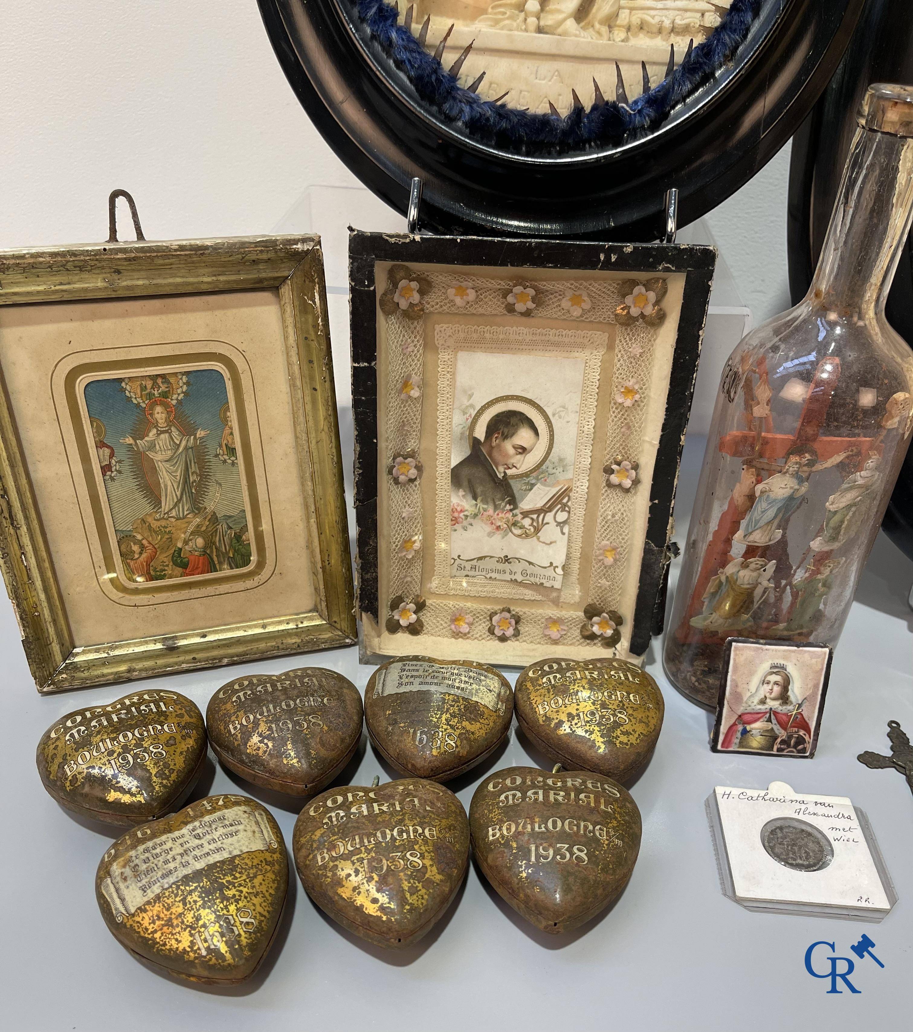 A lot with various religious objects and brocante. Including 2 frames in sepiolite, ex voto hearts, etc.