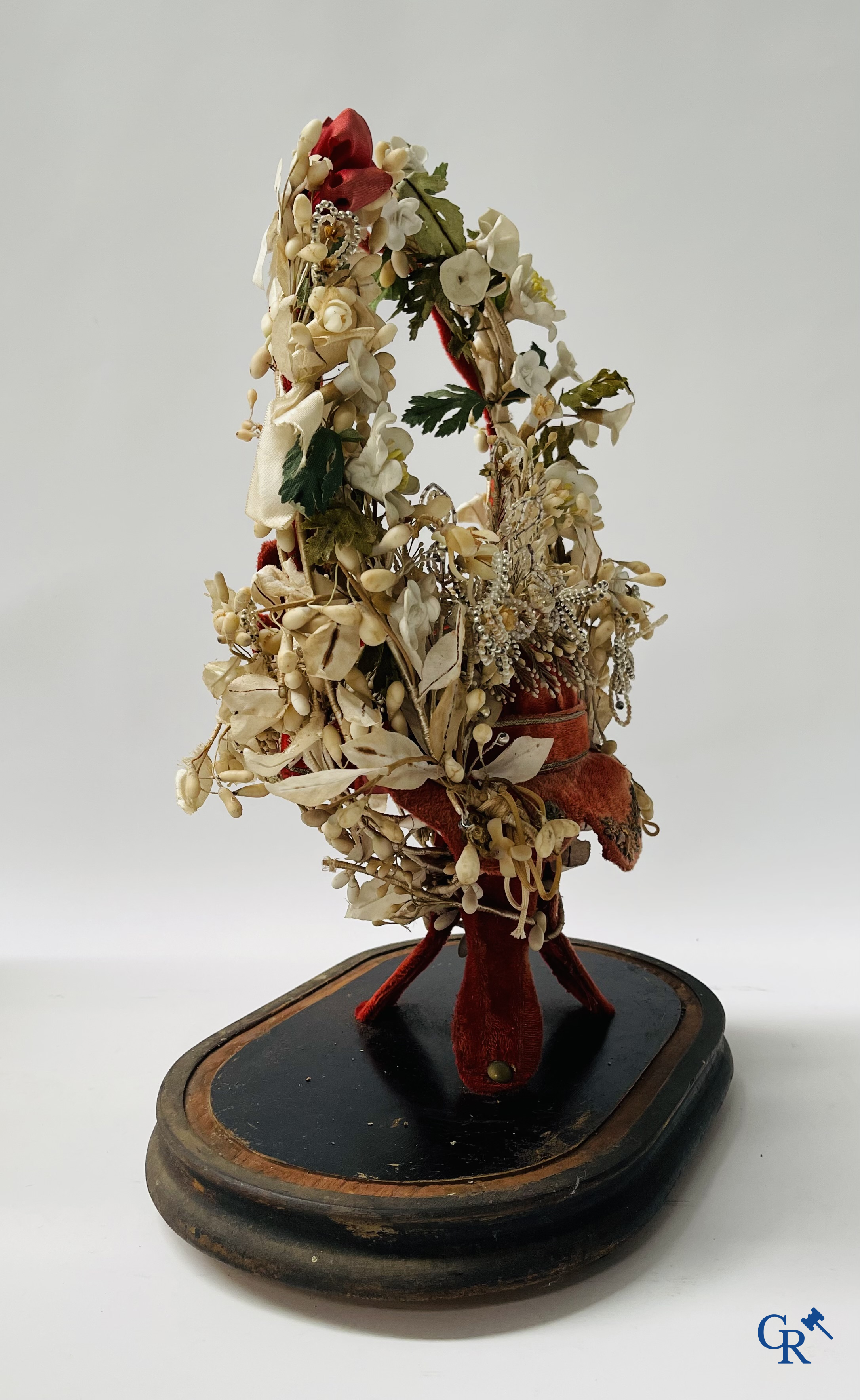 2 domes with wedding bouquet, one with flowers in biscuit, another with mirrors, dated 1908.